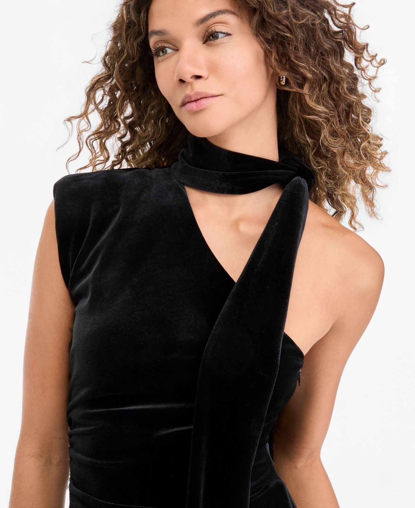 Женское платье B Darlin Juniors' One-Shoulder Velvet Mini, цвет: Чёрный — фото 4