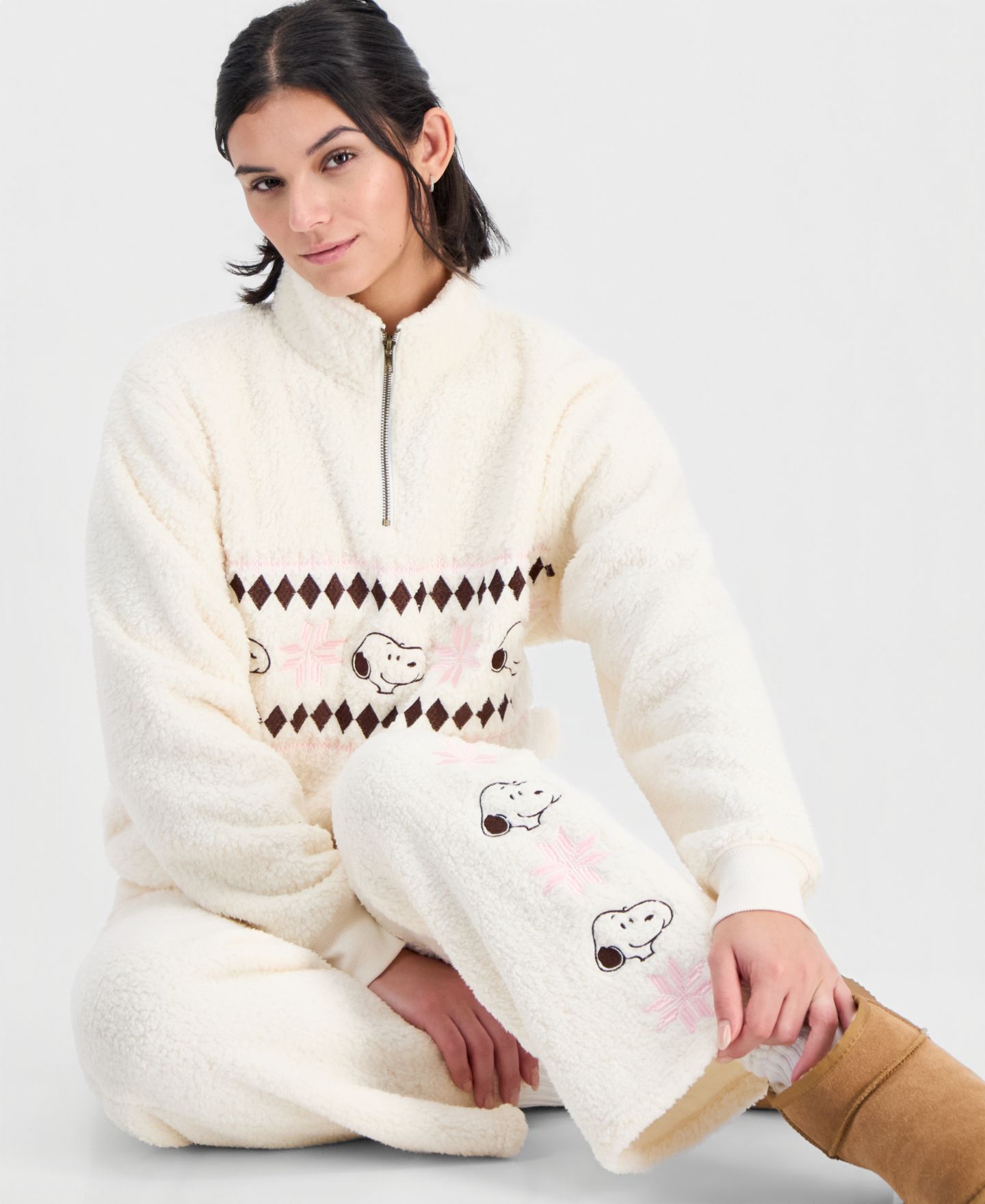 Женские комплекты Grayson Threads, The Label Juniors' Snoopy Quarter-Zip Sherpa Pullover Top and Pants, цвет: Молочно-белый — фото 3