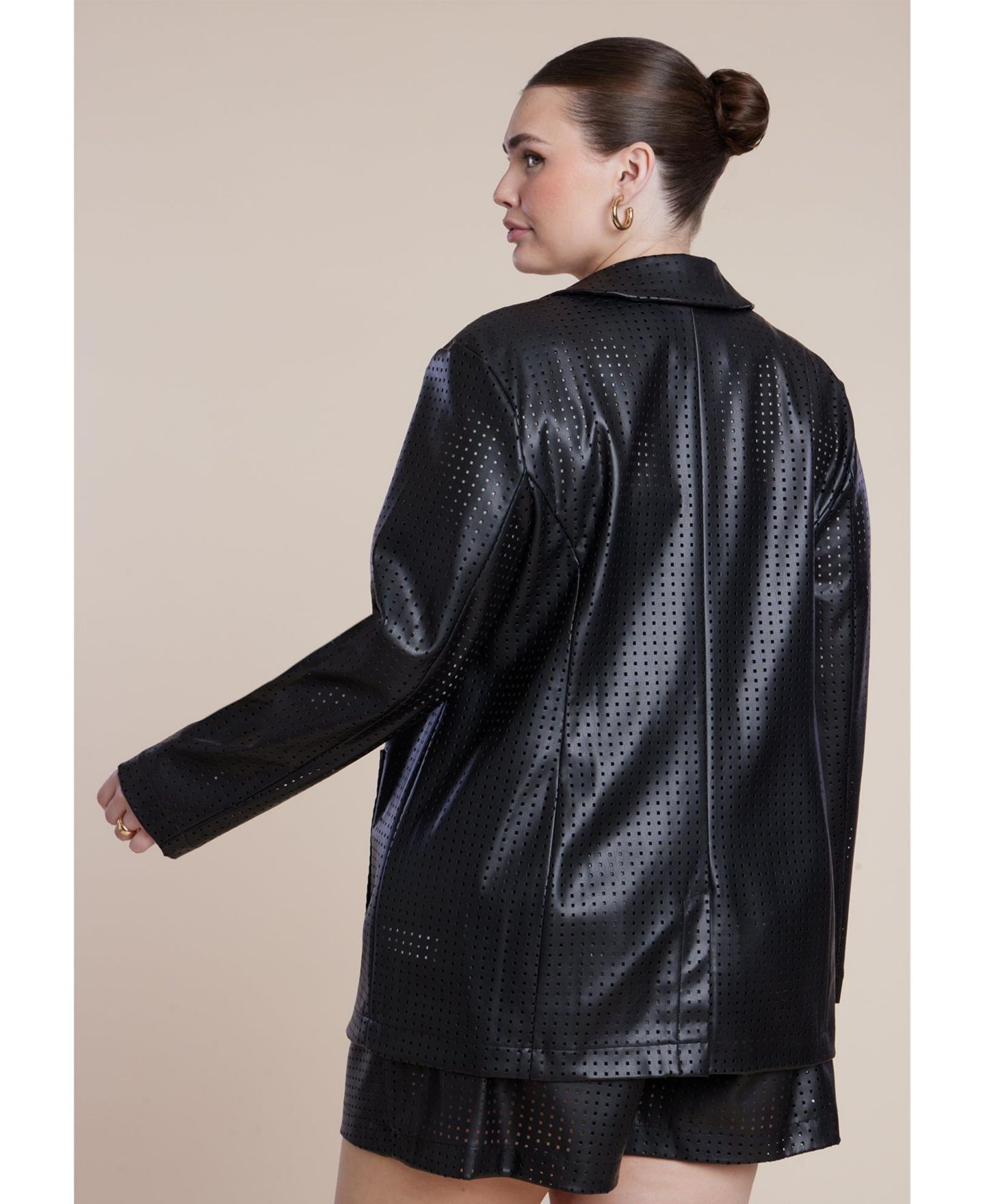 Женский пиджак ELOQUII Plus Size Perforated Faux Leather Blazer, цвет: Чёрный оникс — фото 3