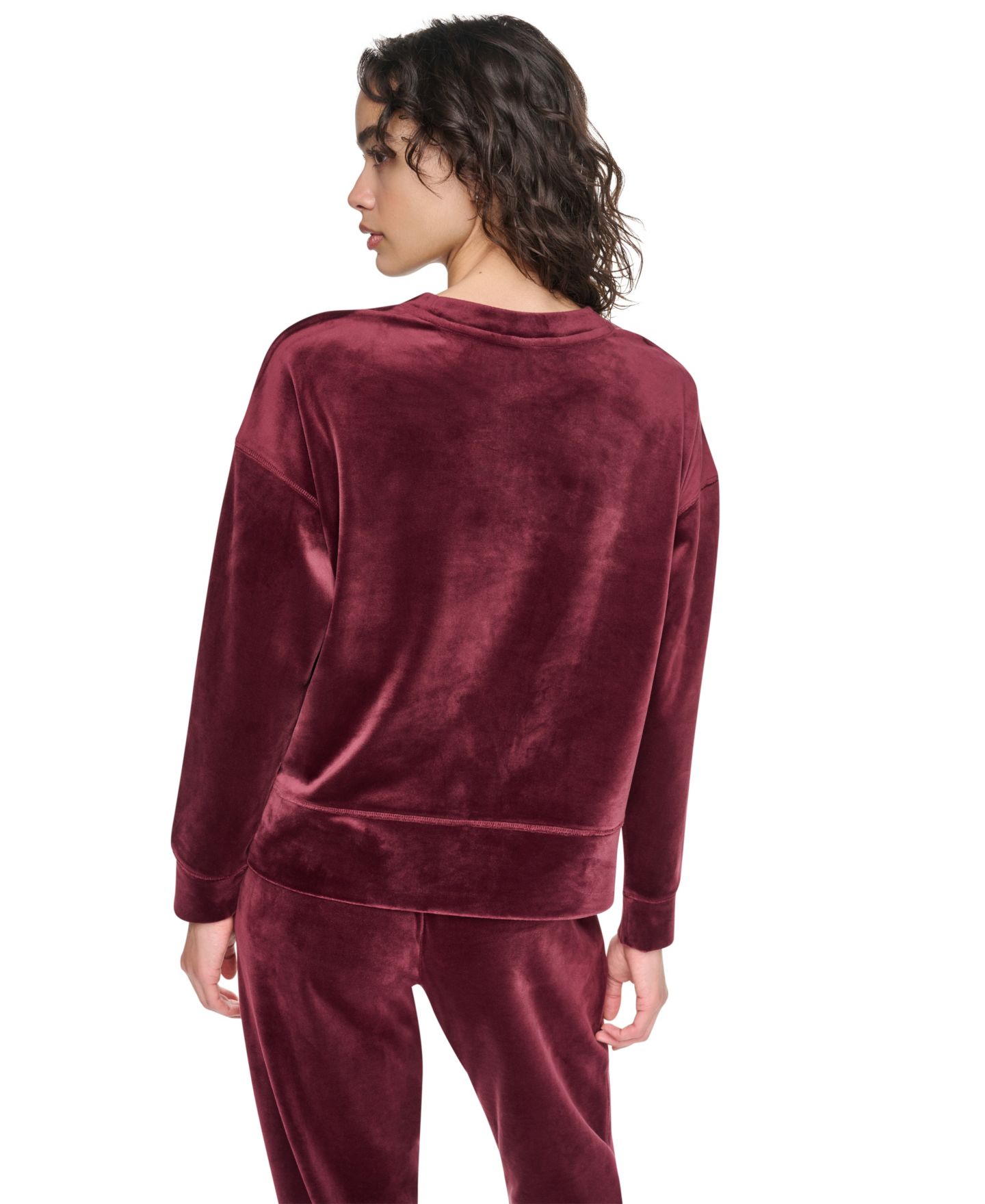 Женский свитер DKNY Sport Super-Soft Velour Relaxed-Fit High-Low Crewneck Pullover Top with Varsity Rhinestone Logo, цвет: Бордово-красный — фото 3