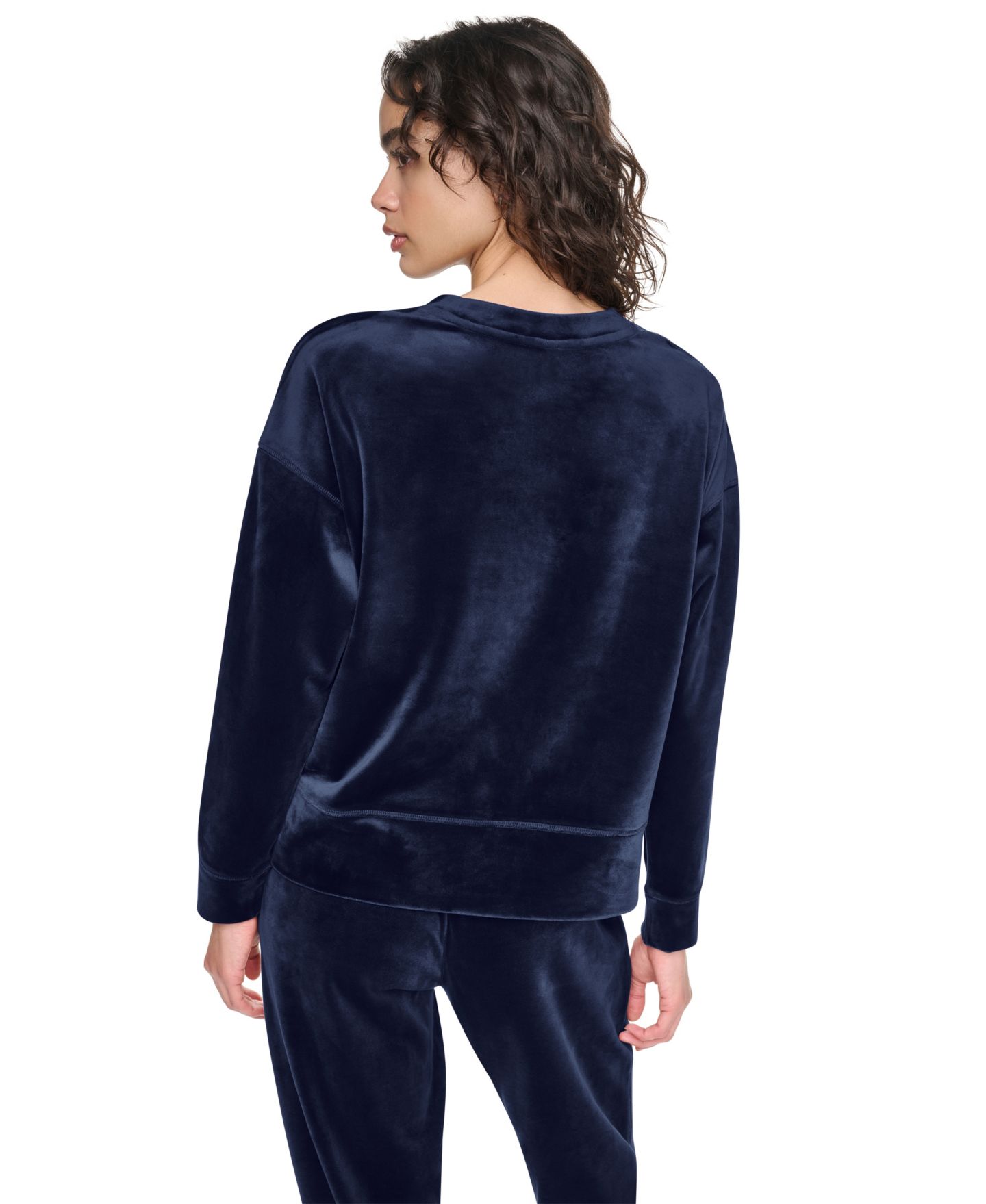 Женский свитер DKNY Sport Super-Soft Velour Relaxed-Fit High-Low Crewneck Pullover Top with Varsity Rhinestone Logo, цвет: Бордово-красный — фото 11