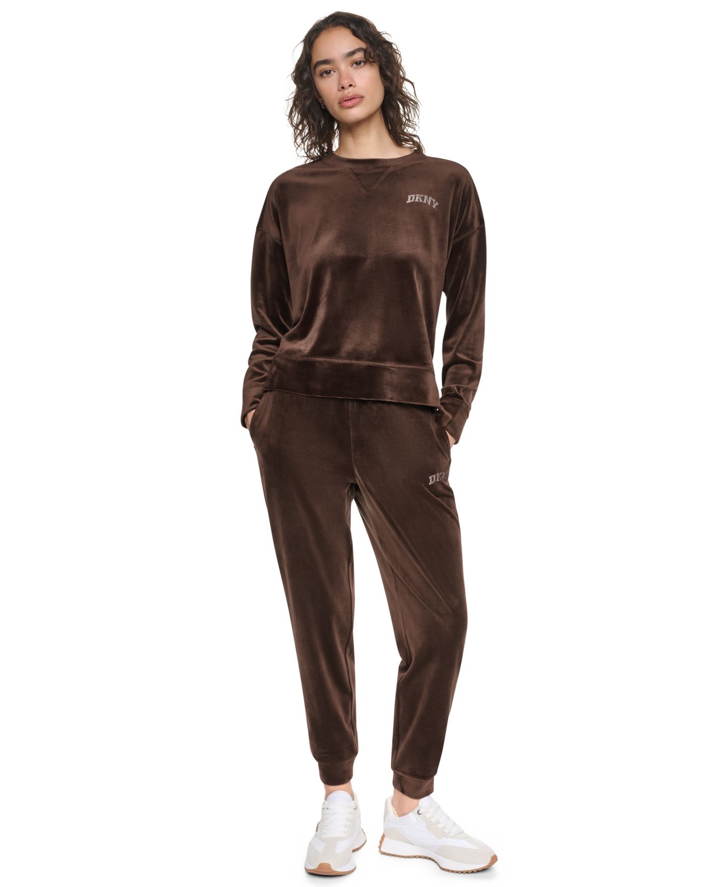 Женский свитер DKNY Sport Super-Soft Velour Relaxed-Fit High-Low Crewneck Pullover Top with Varsity Rhinestone Logo, цвет: Бордово-красный — фото 20
