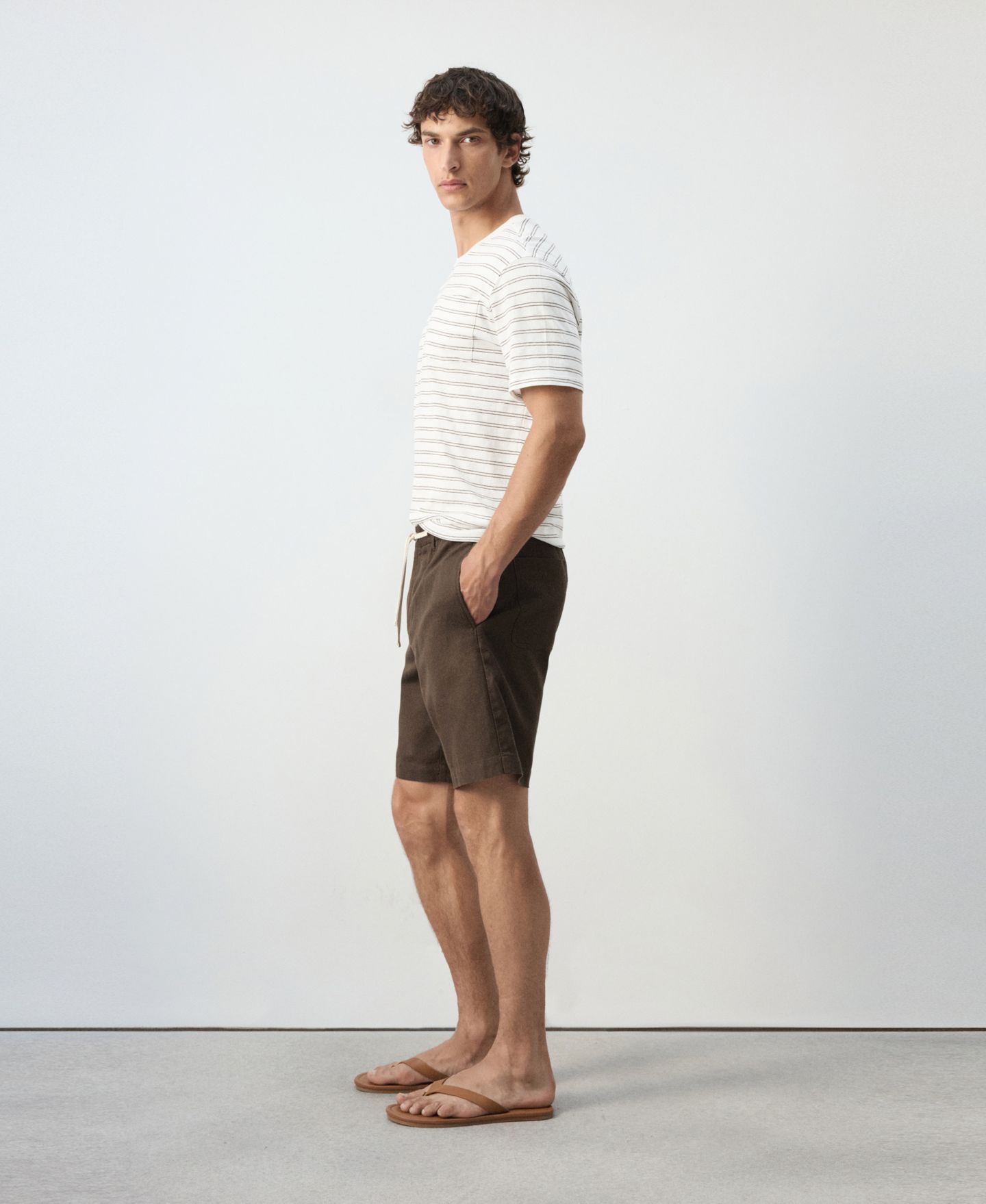Мужские шорты MANGO Cotton-Linen Blend Mid-Rise Bermuda 8.54" Inseam, цвет: Коричневый — фото 4