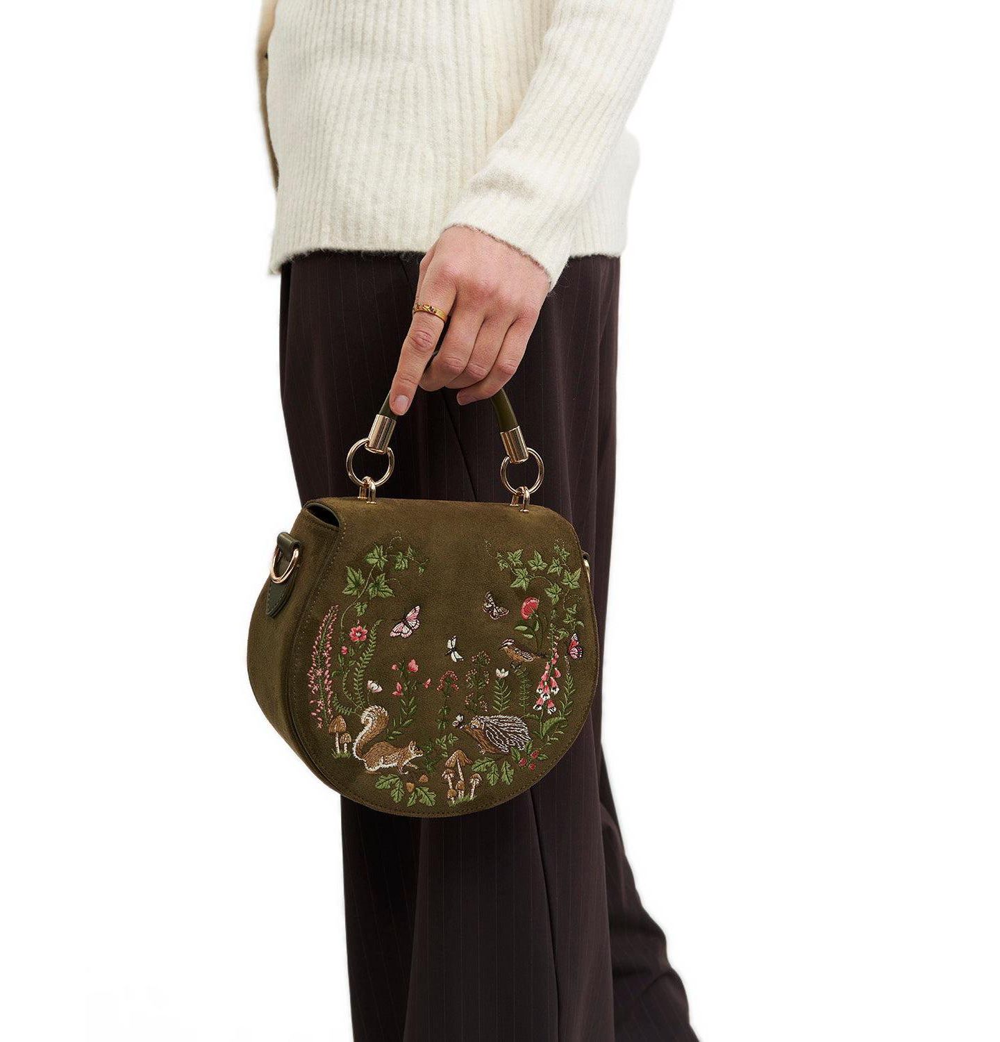 Женская сумка Fable England Charlotte Meadow Scene Embroidered Faux Suede Saddle, цвет: Хаки — фото 2