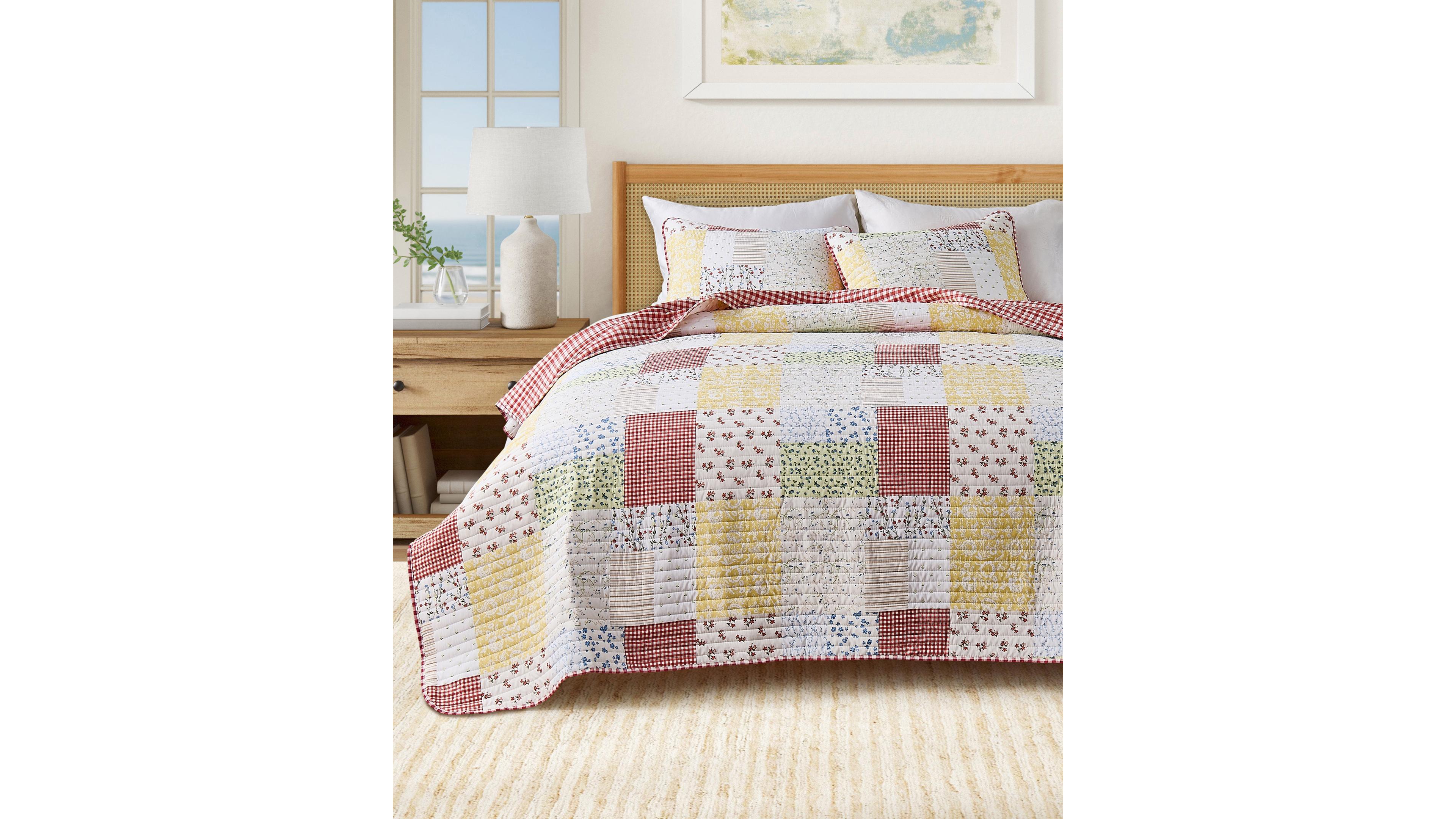 Linery & Co Cottage Floral Patchwork Microfiber Quilt Set With Shams
