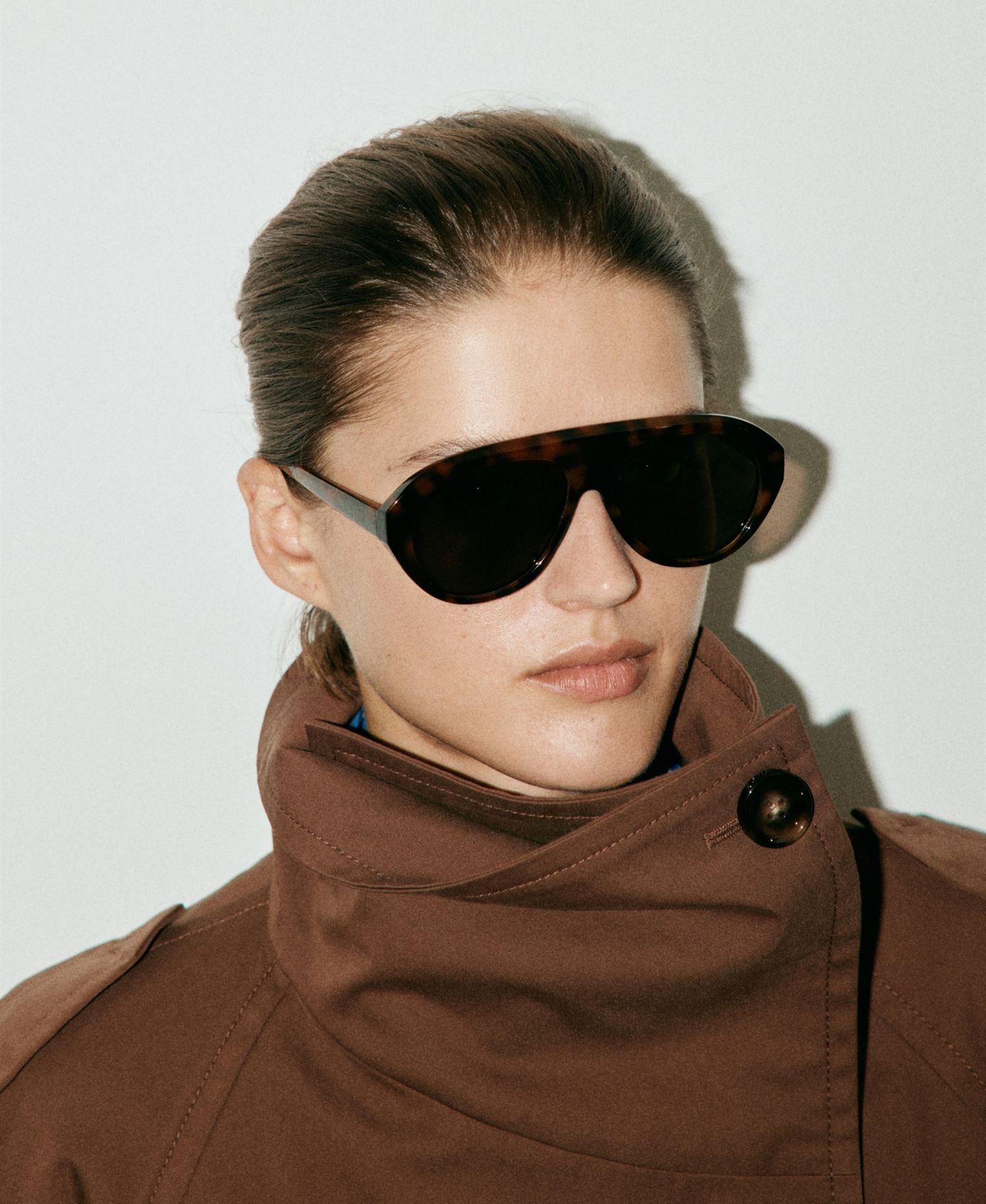 Женское пальто Mango Cropped Double-Breasted Trench, цвет: Коричневый — фото 5