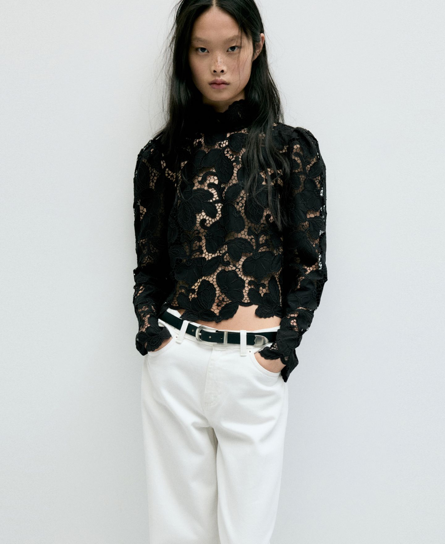 Женская блузка Mango Band Collar Guipure Long-Puffed-Sleeve, цвет: Чёрный — фото 1