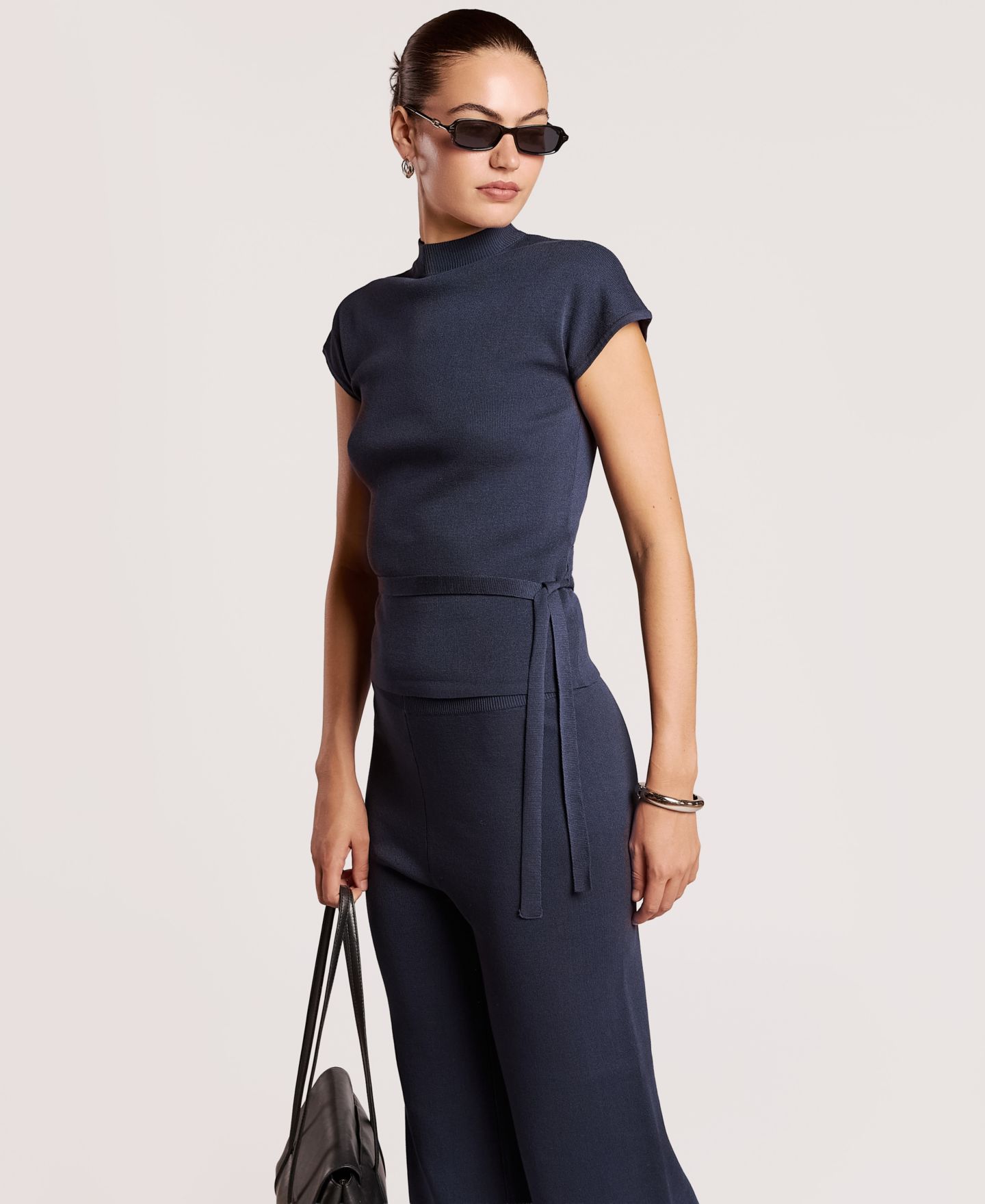 Женская футболка 4th & Reckless Mirabelle Mock Neck Self-Tie Belt Viscose-Blend, цвет: Тёмно-синий — фото 3