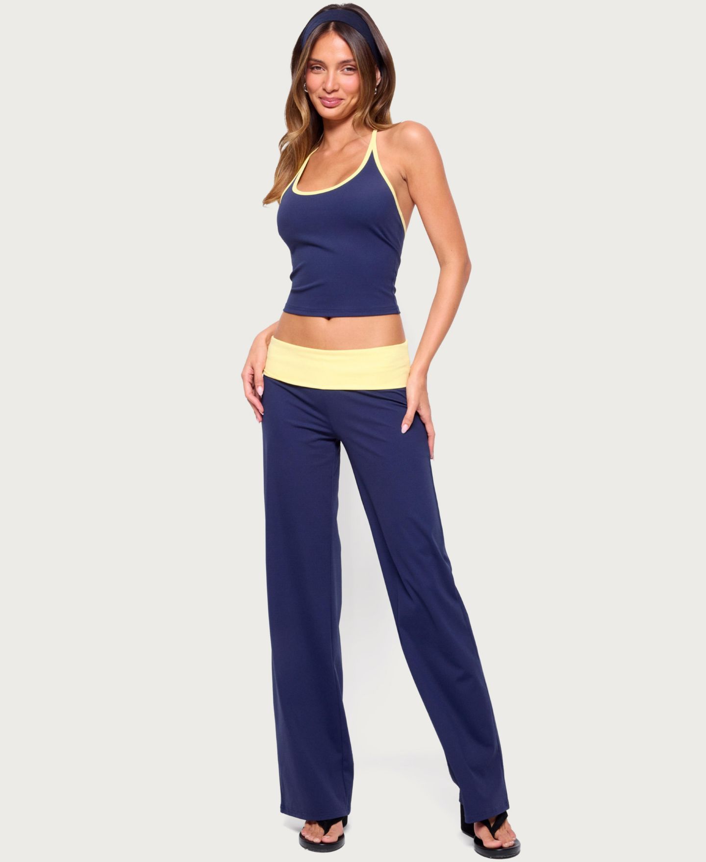 Женский топ Edikted Dayna Halter Open-Back Crop, цвет: Тёмно-синий — фото 3