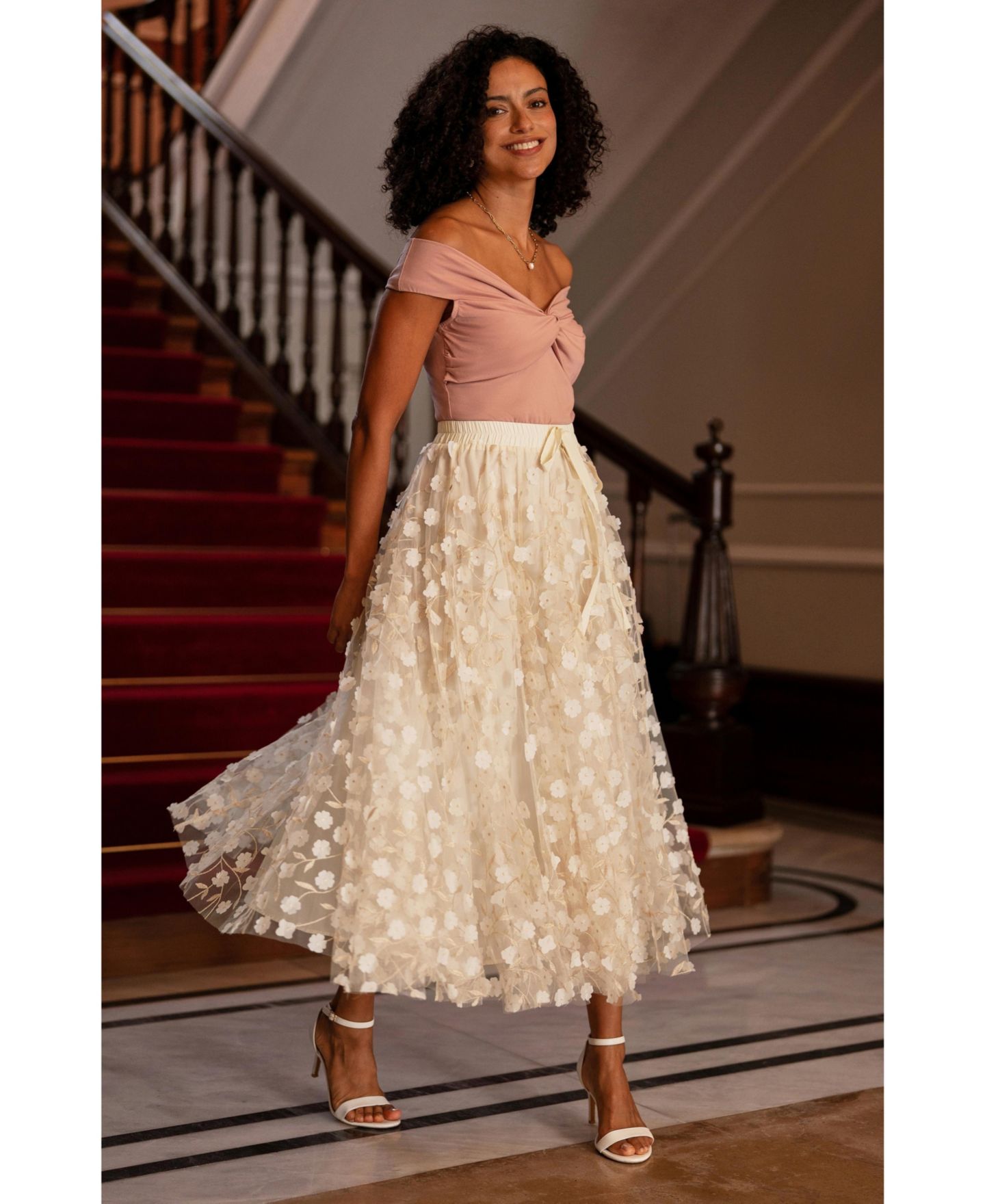 Женская юбка Yumi High-Waisted Floral-Applique Midi, цвет: Слоновая кость — фото 5