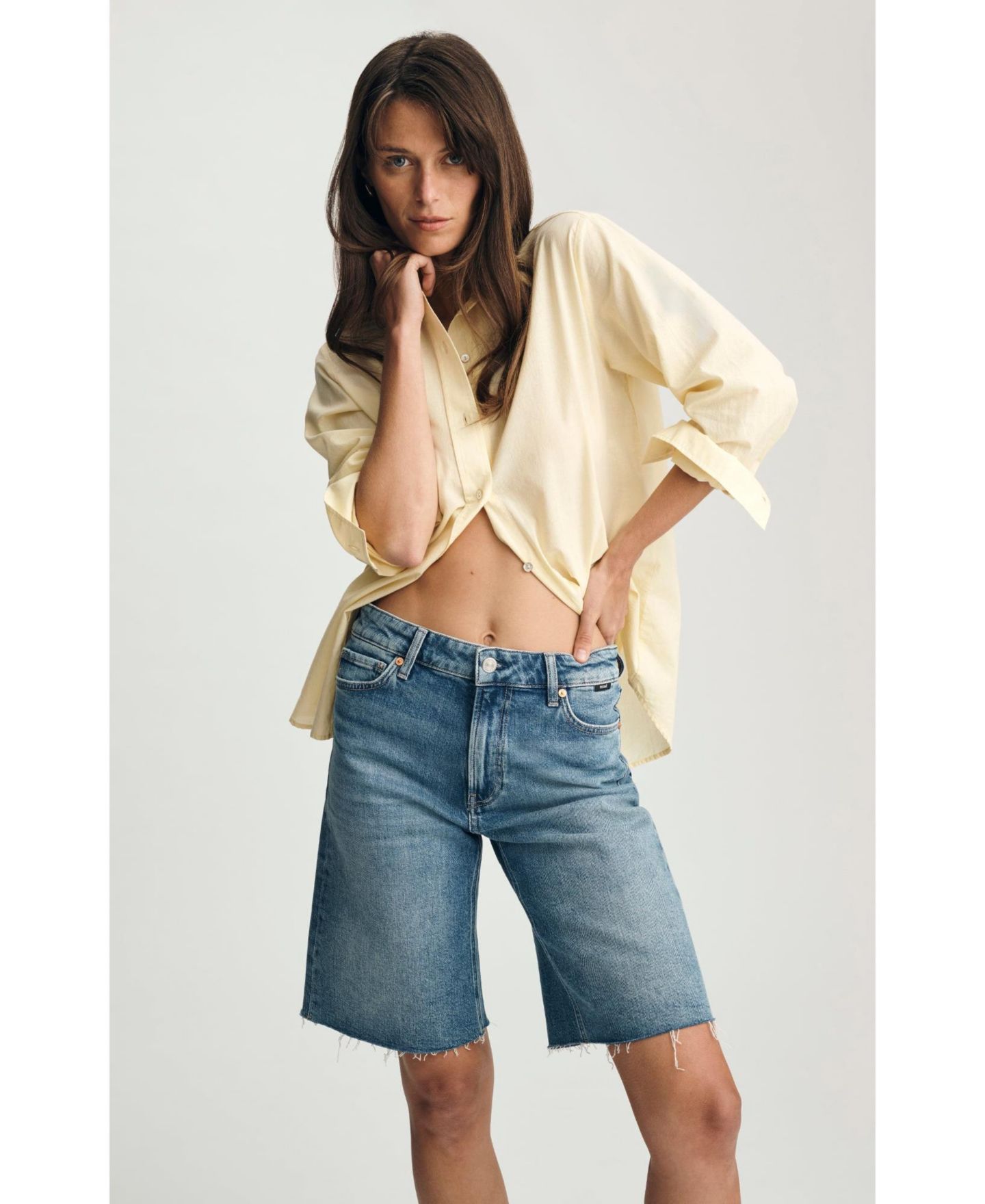 Женские шорты Mavi Jeans Erika Mid-Rise Denim Raw-Hem Bermuda, 11.5" Inseam, цвет: Синий — фото 4