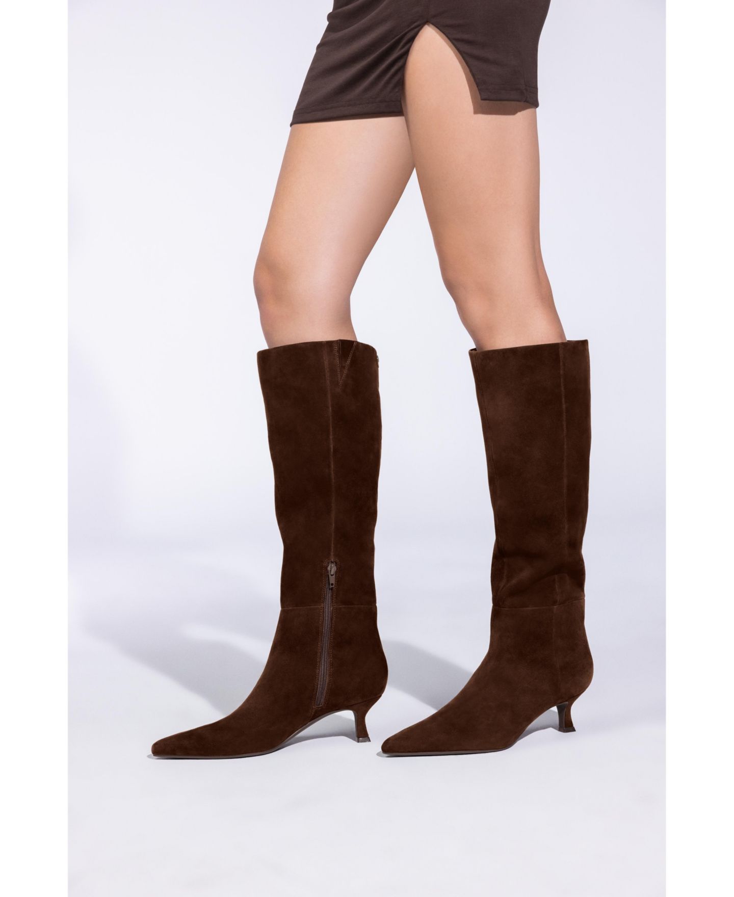 Женские ботинки Calvin Klein Akenzie Tall Suede Kitten Heel Dress Boots, Regular & Wide Calf, цвет: Чёрный замшевый — фото 2