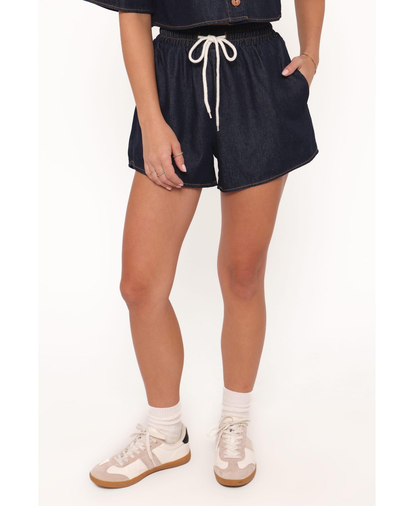 Женский комплект Petal and Pup Bels Collared Denim Top and Shorts, 2-Piece Set, цвет: Индиго — фото 5