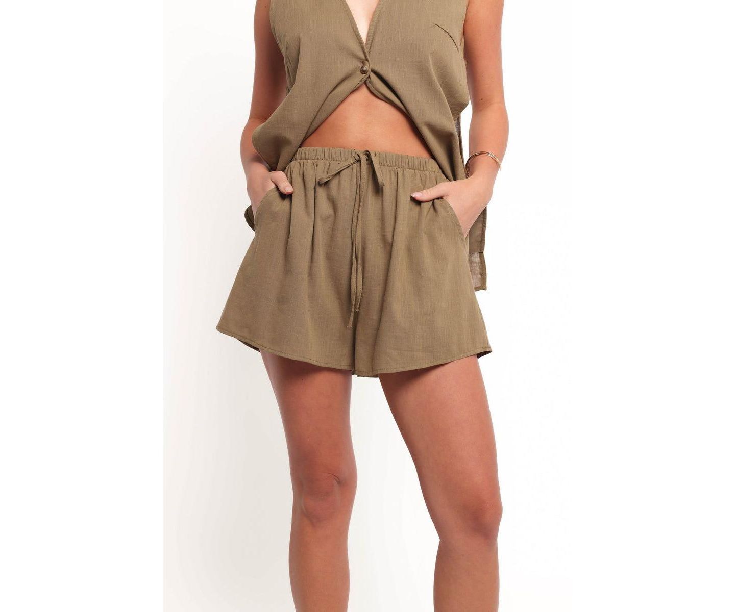 Женский комплект Petal and Pup Miller Sleeveless V-Neck Vest Top and Shorts, 2-Piece Set, цвет: Бежевый — фото 4