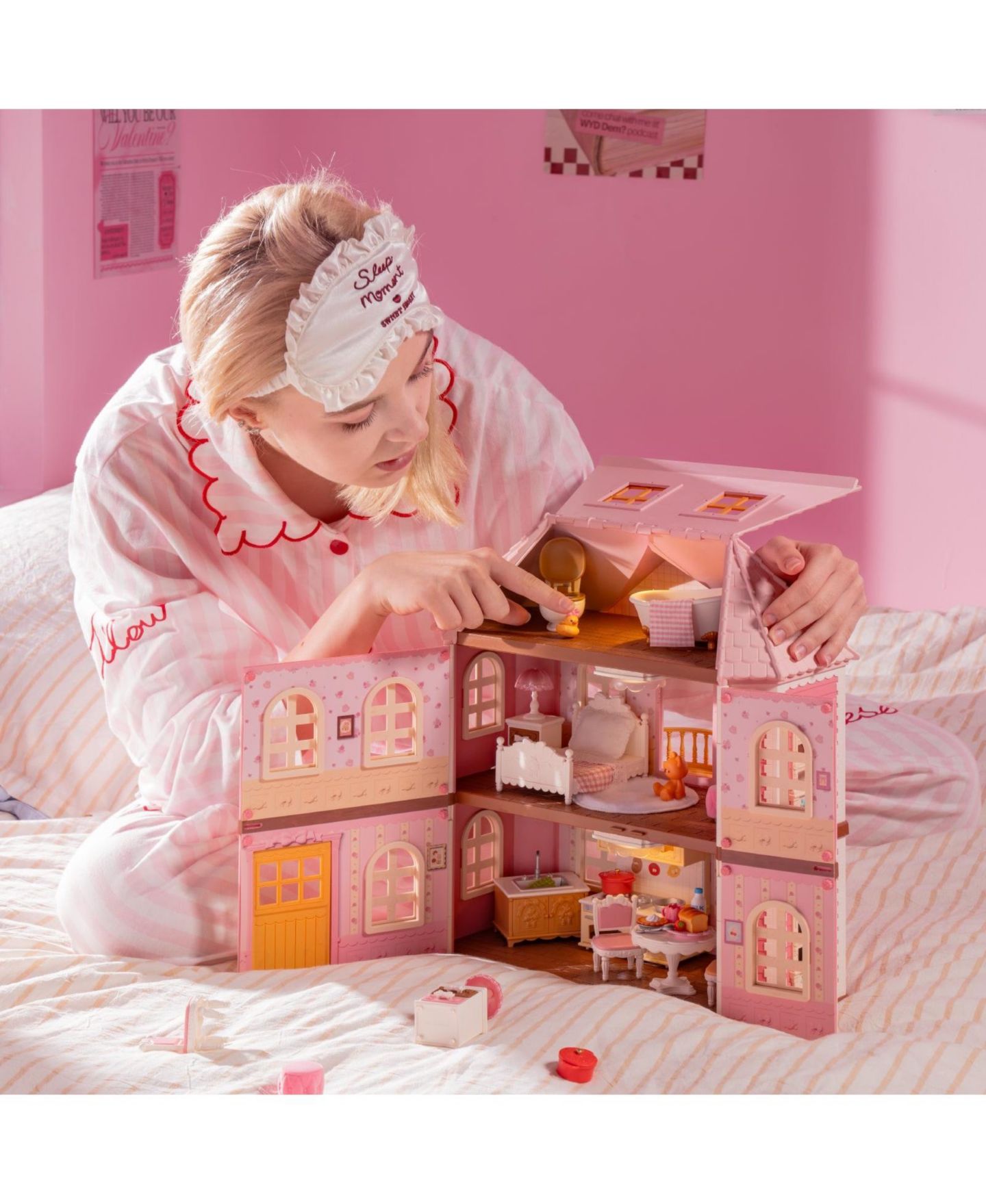 Детские аксессуары для кукол Robotime Fairy Rose Cottage 3-Story Wood Dollhouse with LED Lighting, 14 Furniture Accessories, Ages 3+ — фото 4