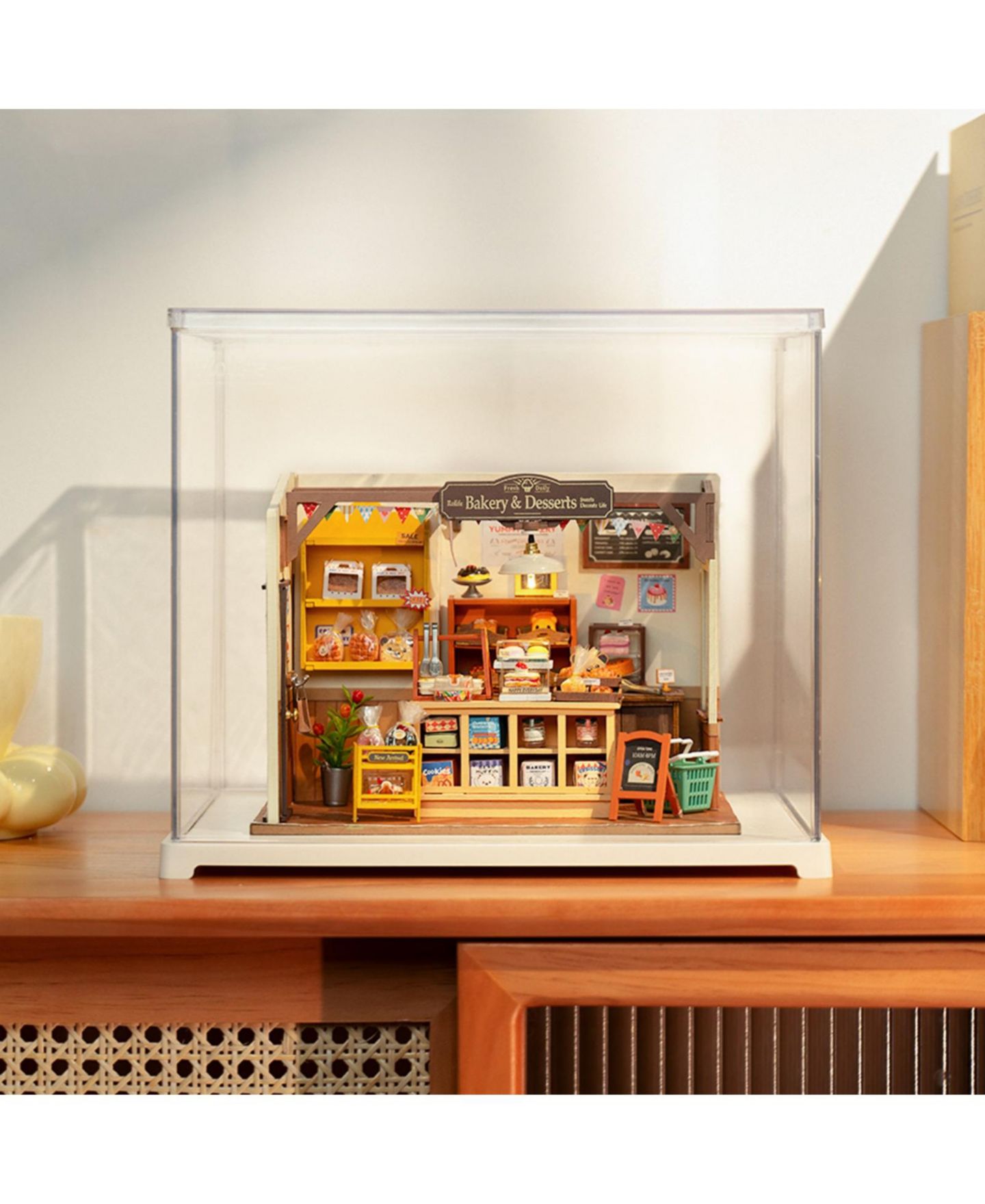 Детские куклы Robotime Clear Dust-Proof Display Case, 11.3" x 9.3" x 9.61", 6-Piece, Ages 14+ — фото 1