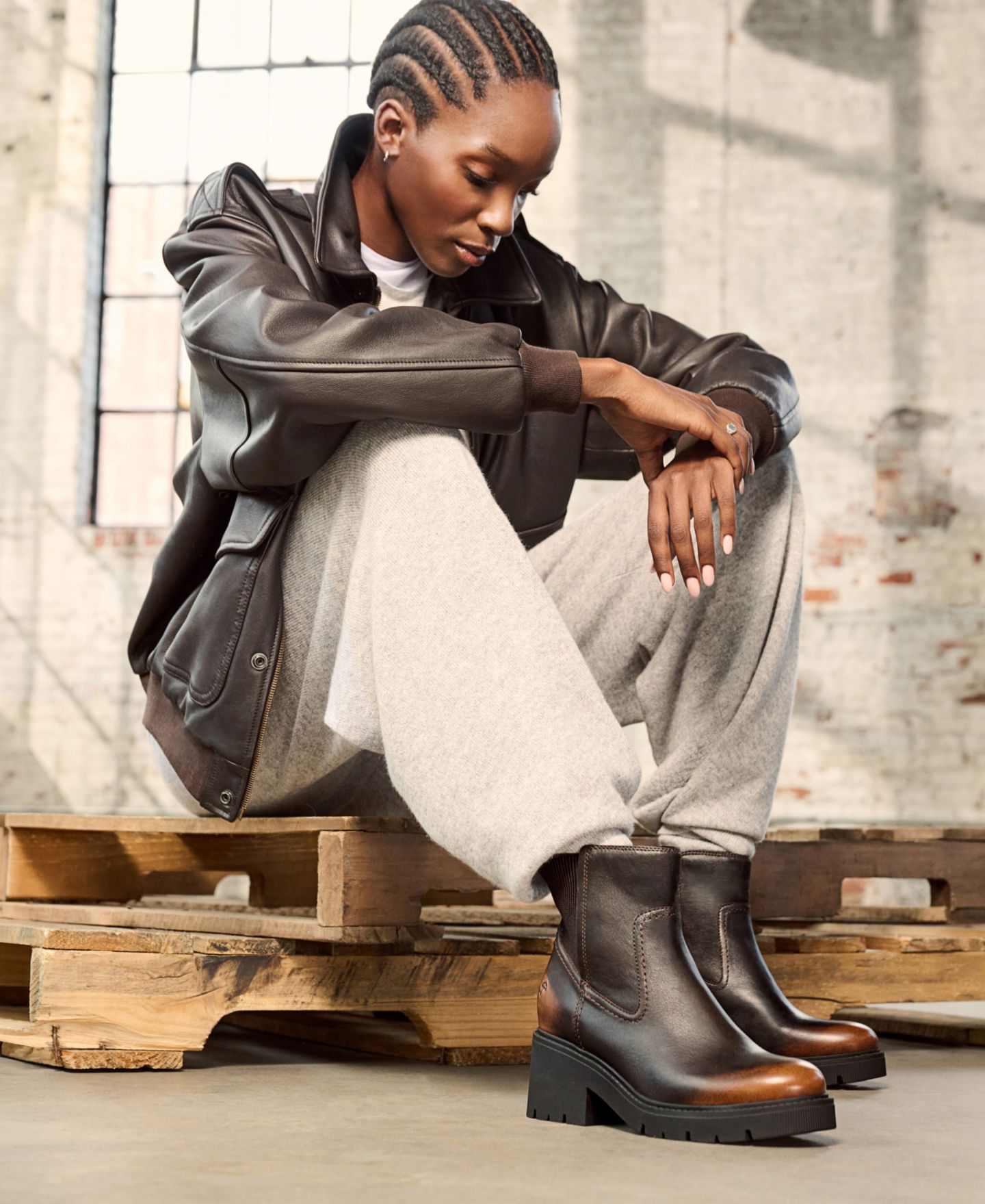 Женские ботинки Naturalizer Juni Lug Sole Block Heel Chelsea, цвет: Чёрный / Коричневый кожаный — фото 4