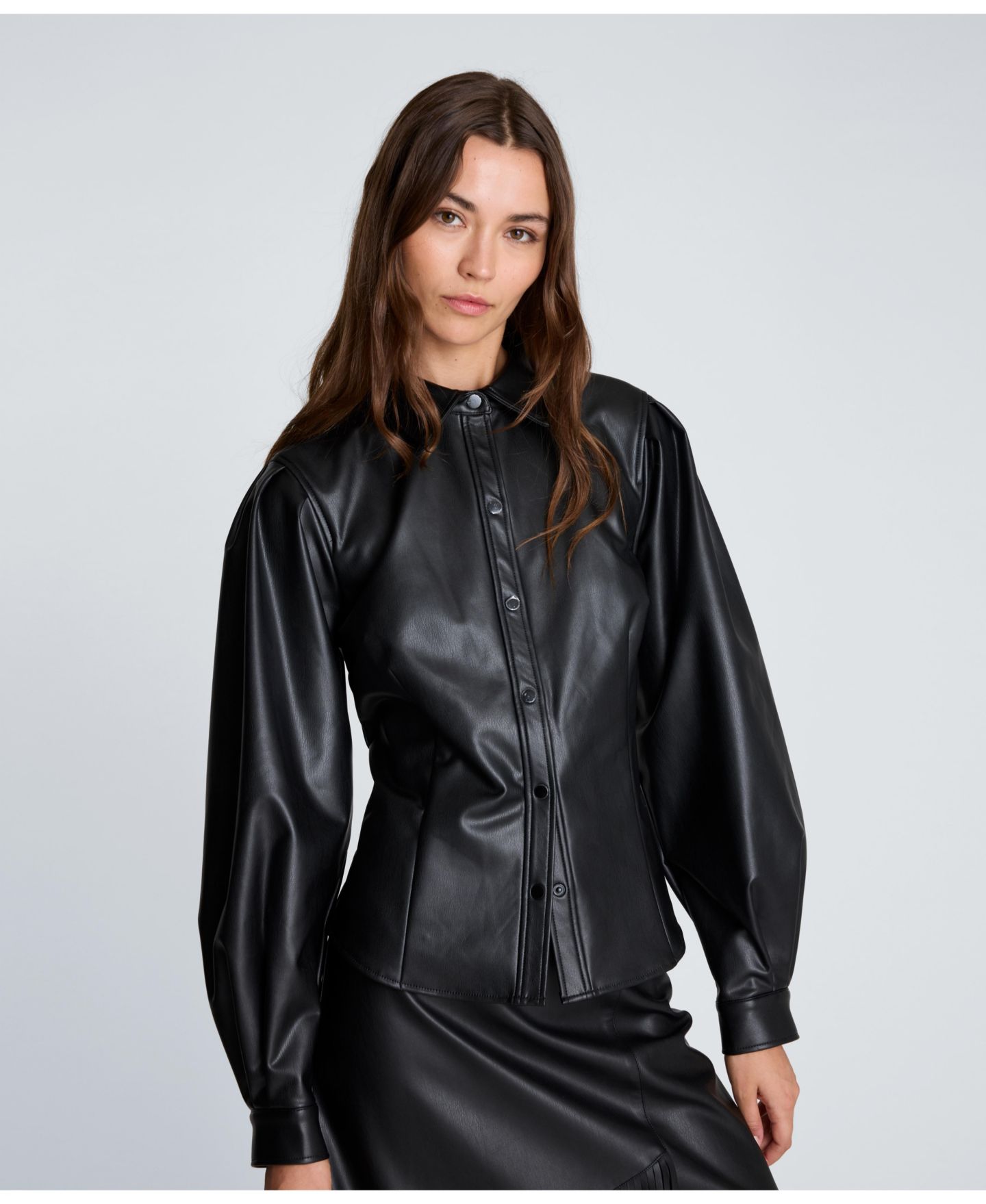 Женская рубашка Kenneth Cole из экокожи на кнопках, с плиссированными рукавами, цвет: Чёрный — фото 3