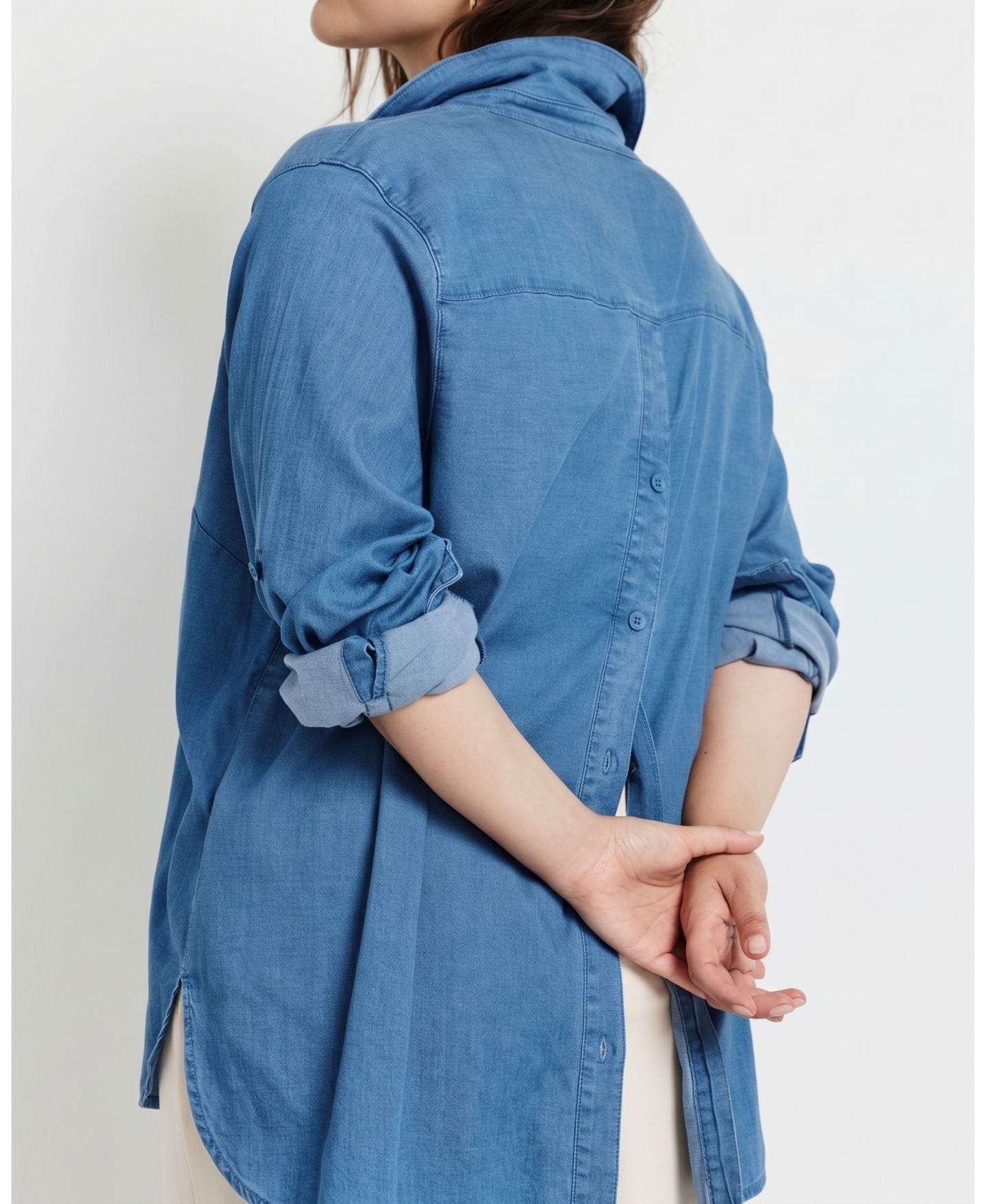 Женская рубашка Universal Standard Plus Size Chambray Button-Back Roll-Tab Sleeve, цвет: Синий — фото 2