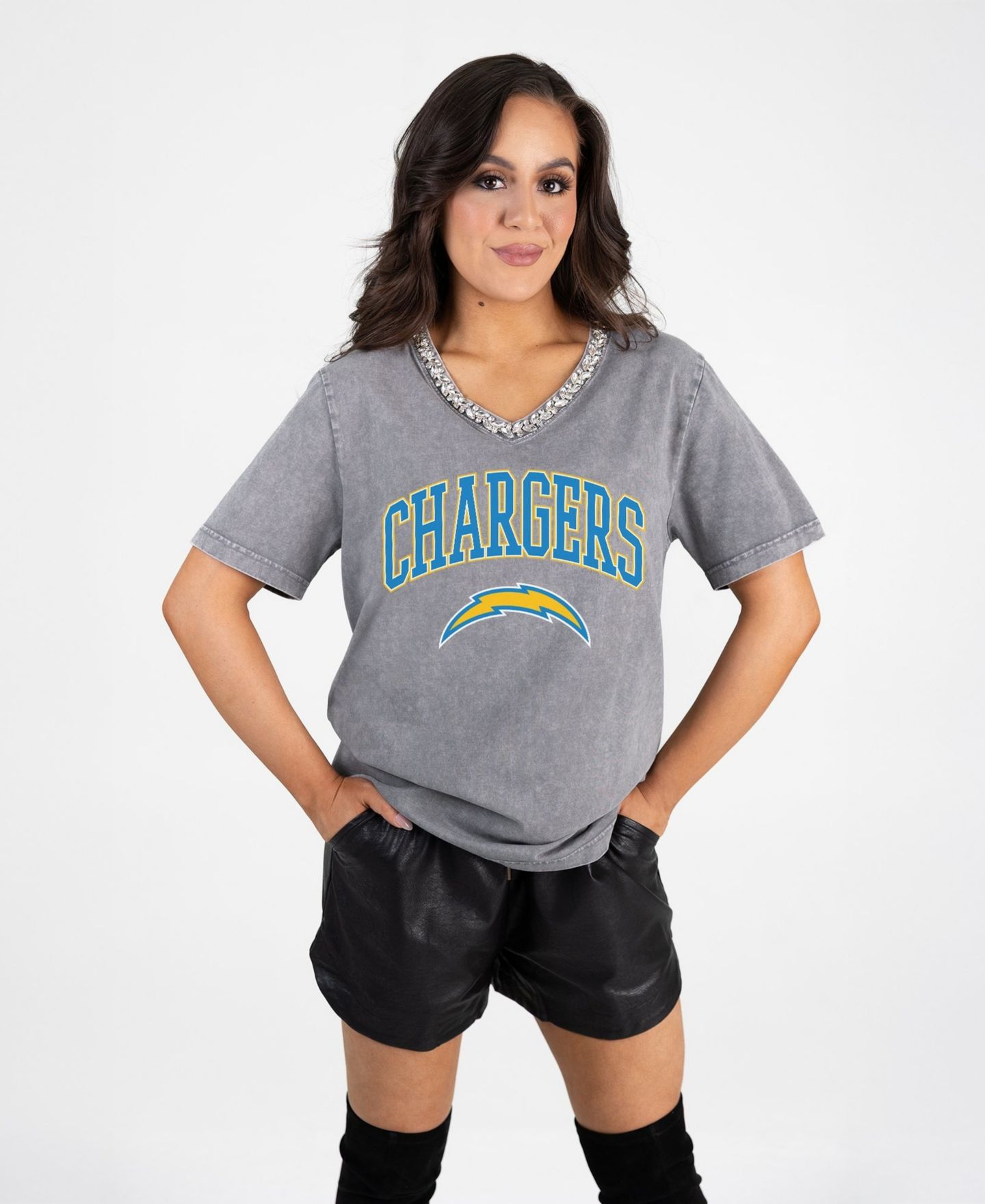Женская футболка Gameday Couture Gray Los Angeles Chargers Relaxed Iconic Edge Rhinestone V-Neck — фото 2