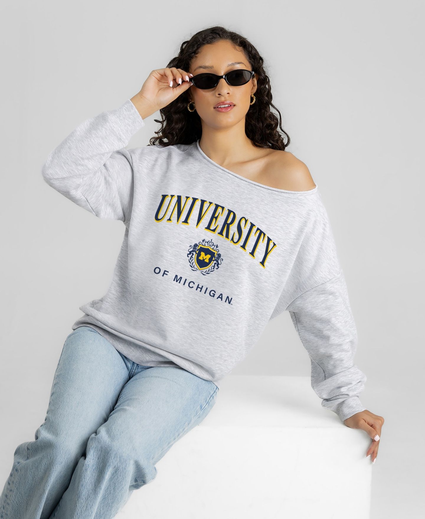 Женская толстовка Gameday Couture Ash Michigan Wolverines Offsides Energy Off-Shoulder — фото 5