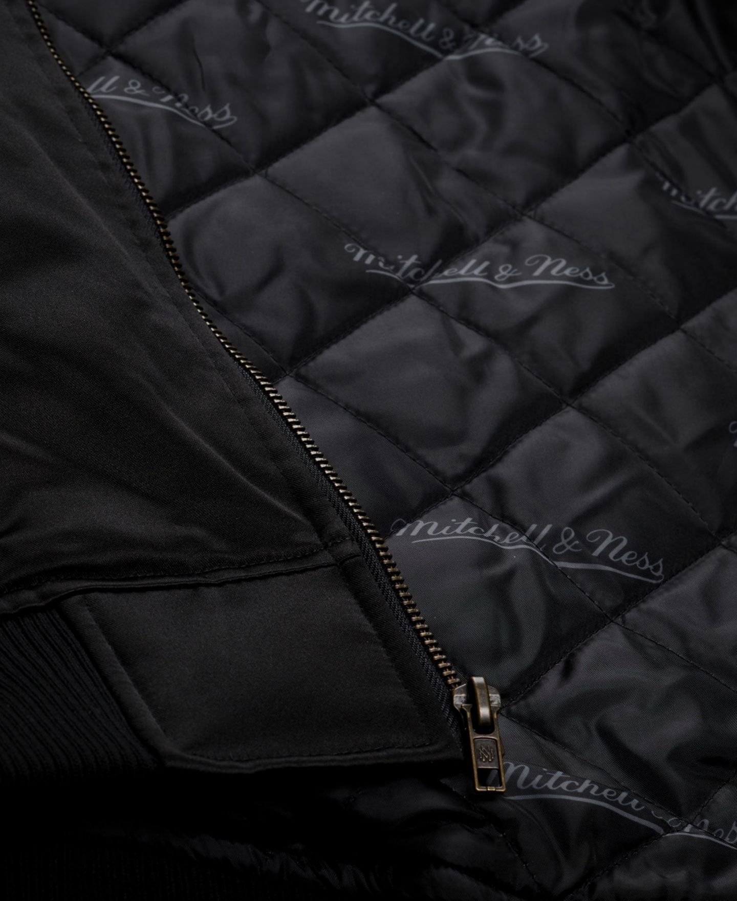 Мужская куртка Mitchell & Ness Black Los Angeles Lakers Chrome Satin Bomber Full-Zip — фото 7