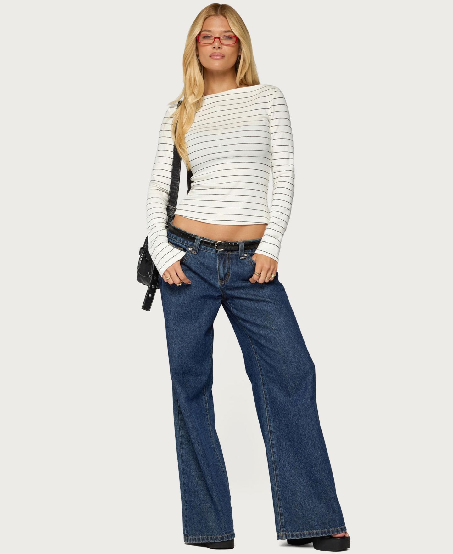 Женская футболка Edikted Tamarya Long-Sleeve Boat Neck Cropped, цвет: Кремовый тёмный серый — фото 5
