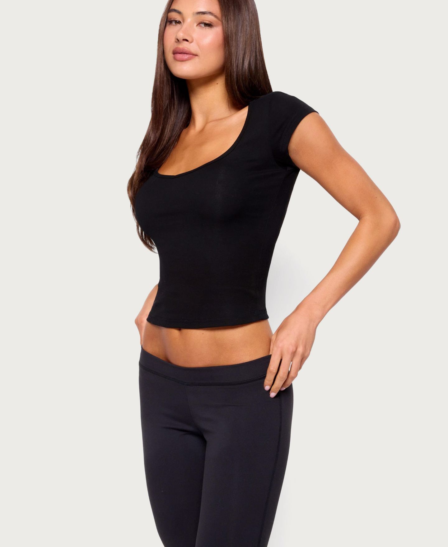 Женская футболка Edikted Chari Short-Sleeve Scoop Neck, цвет: Чёрный — фото 4