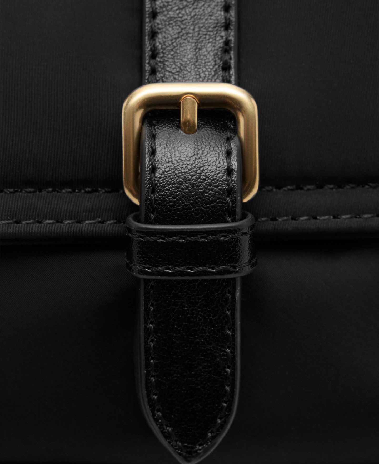Женская сумка Mango Faux Leather Pockets and Buckle Shoulder, цвет: Чёрный — фото 4