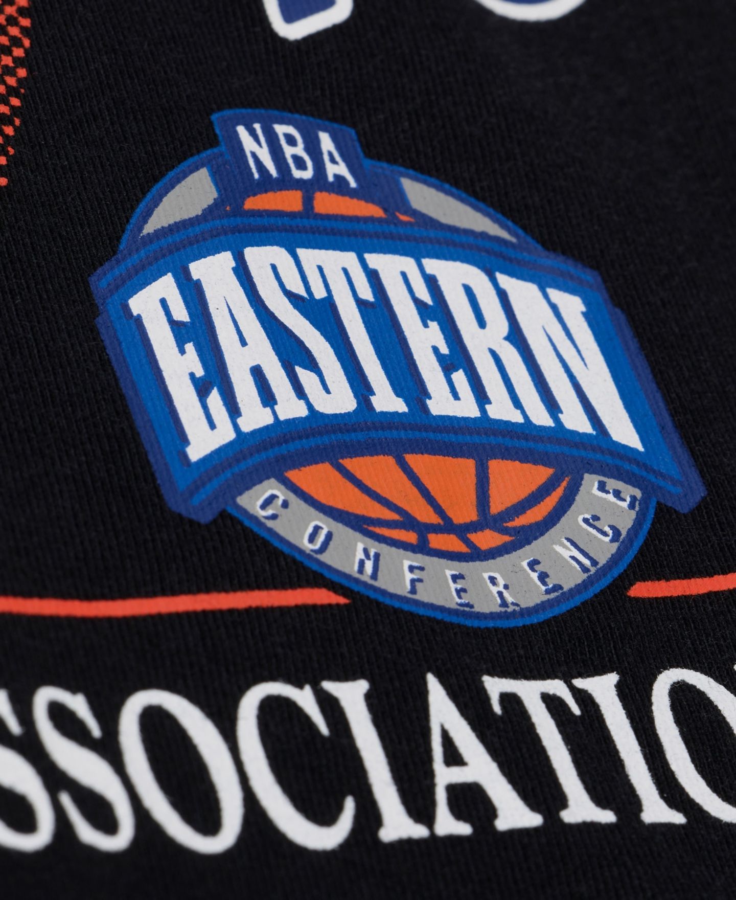 Женская футболка Mitchell & Ness Black New York Knicks Street Graphic Boxy Crop — фото 5