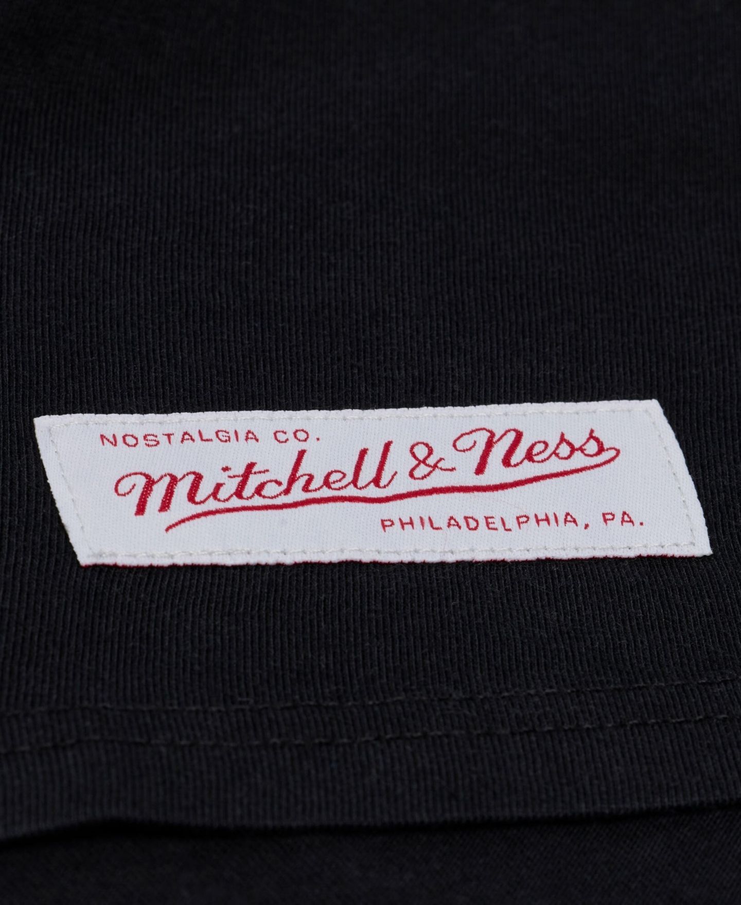 Женская футболка Mitchell & Ness Mitchell Ness Black Chicago Bears Core Essentials Micro Logo Boxy Crop — фото 3