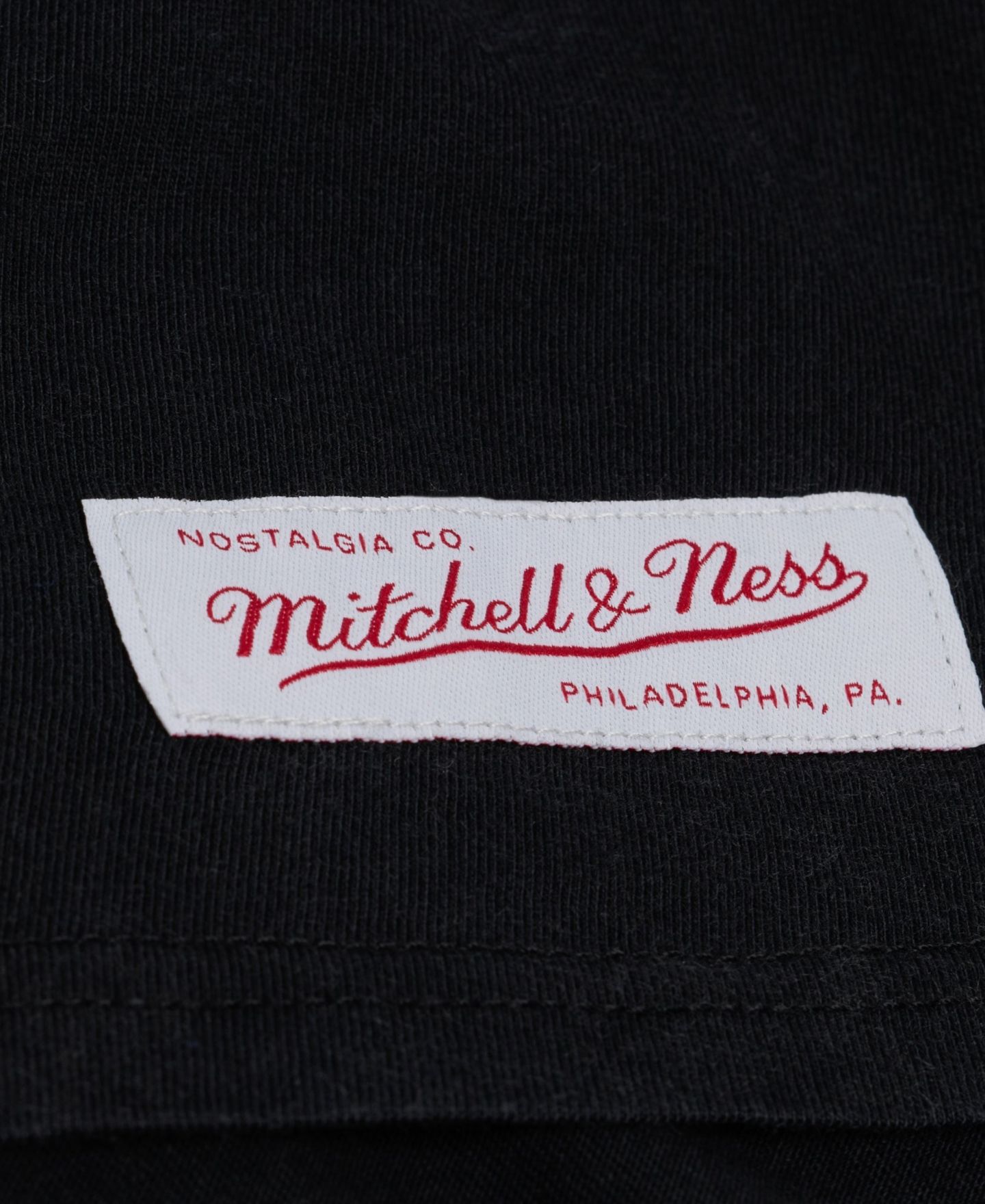 Женская футболка Mitchell & Ness Black Chicago Bulls Street Graphic Boxy Crop — фото 6