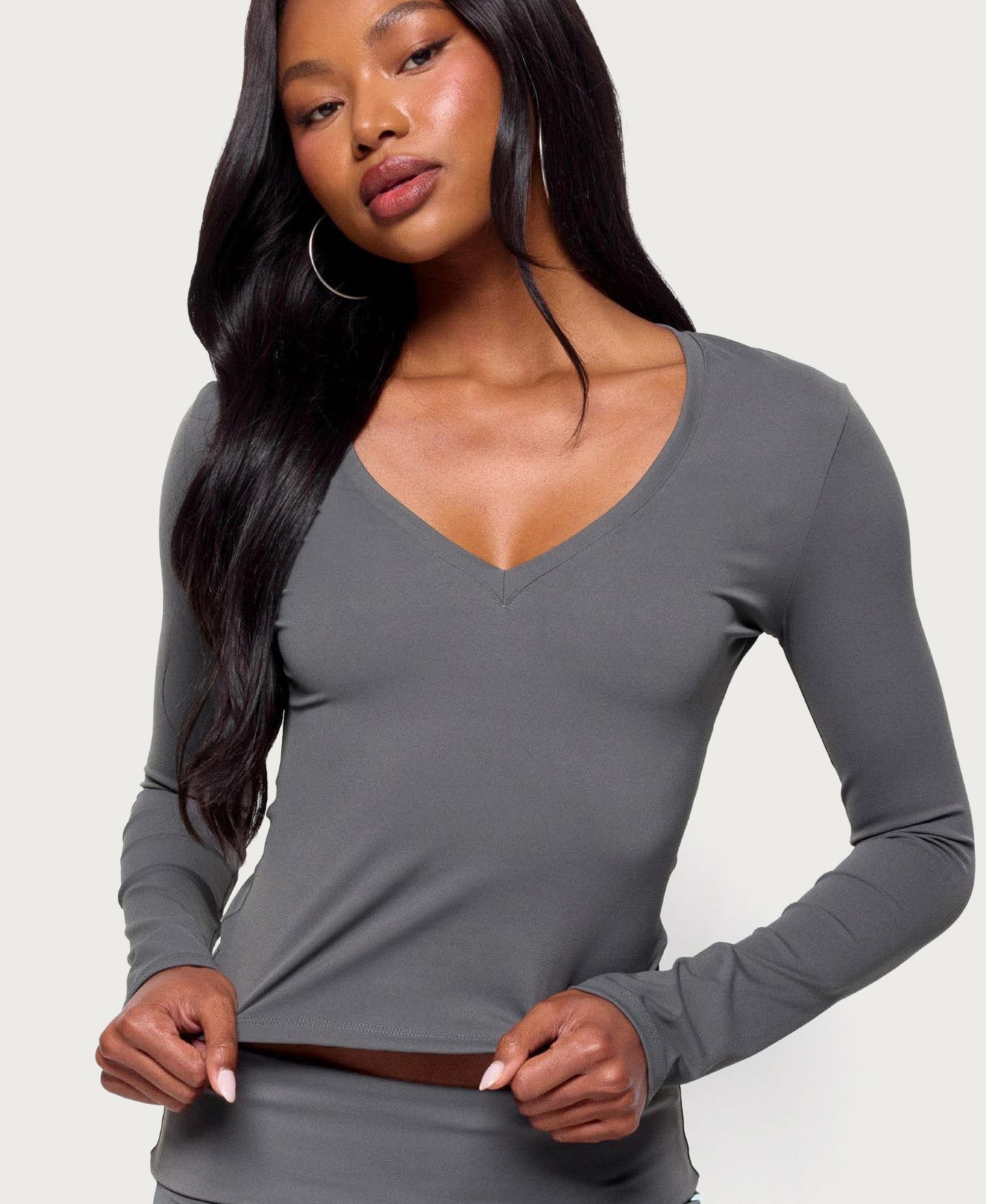 Женский топ Edikted Ferne Long-Sleeve V-Neck Fitted, цвет: Угольный — фото 1