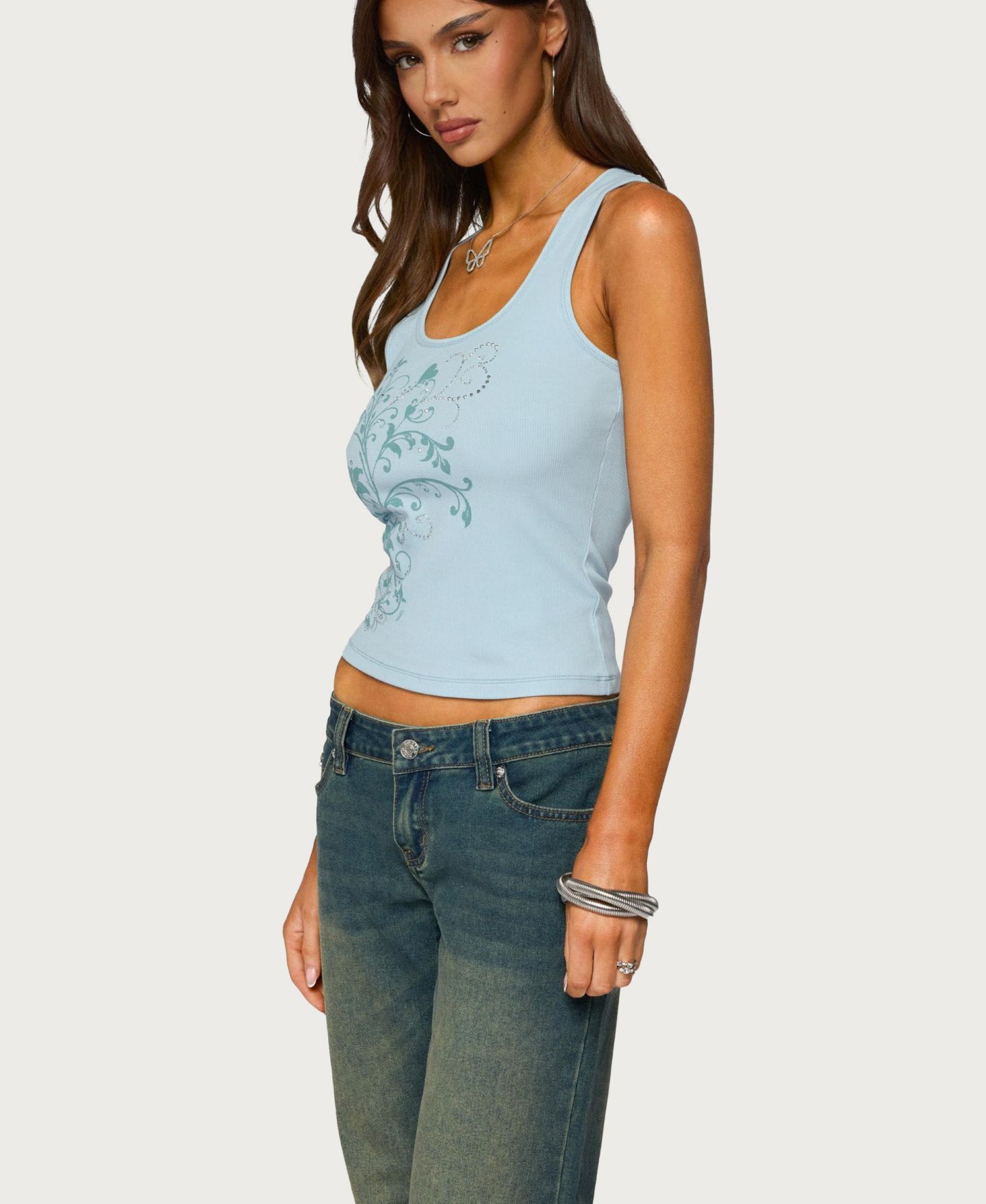 Женский топ Edikted Veila Sleeveless Scoop Neck Rhinestone Graphic, цвет: Светлый синий — фото 5