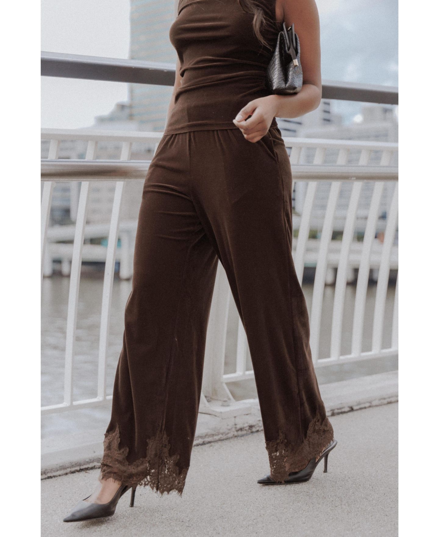 Женские брюки Petal and Pup Layton High-Rise Wide-Leg Lace-Trim Velvet, цвет: Шоколадный бархатный — фото 6