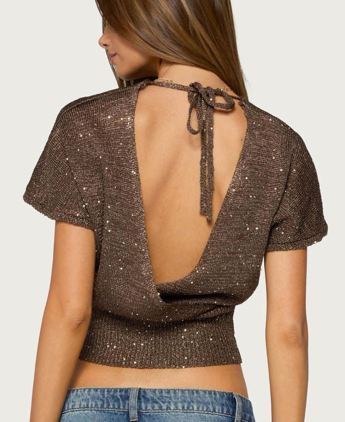 Женский топ Edikted Shirah Sequin V-Neck Backless Crop, цвет: Коричневый — фото 2