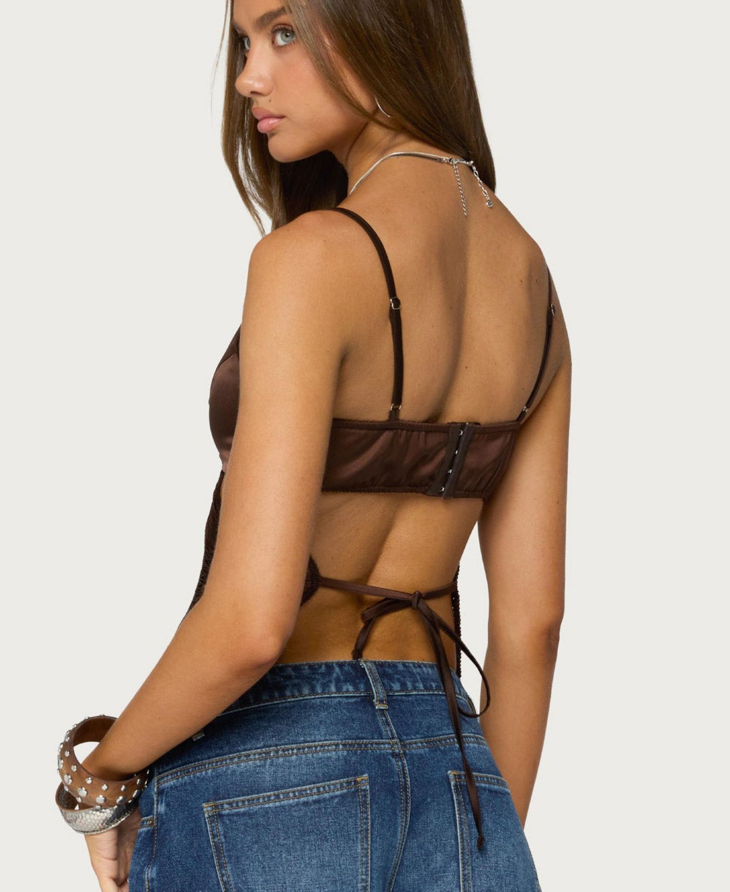 Женский топ Edikted Dulcy V-Neck Cutout Fringed Camisole, цвет: Коричневый — фото 4