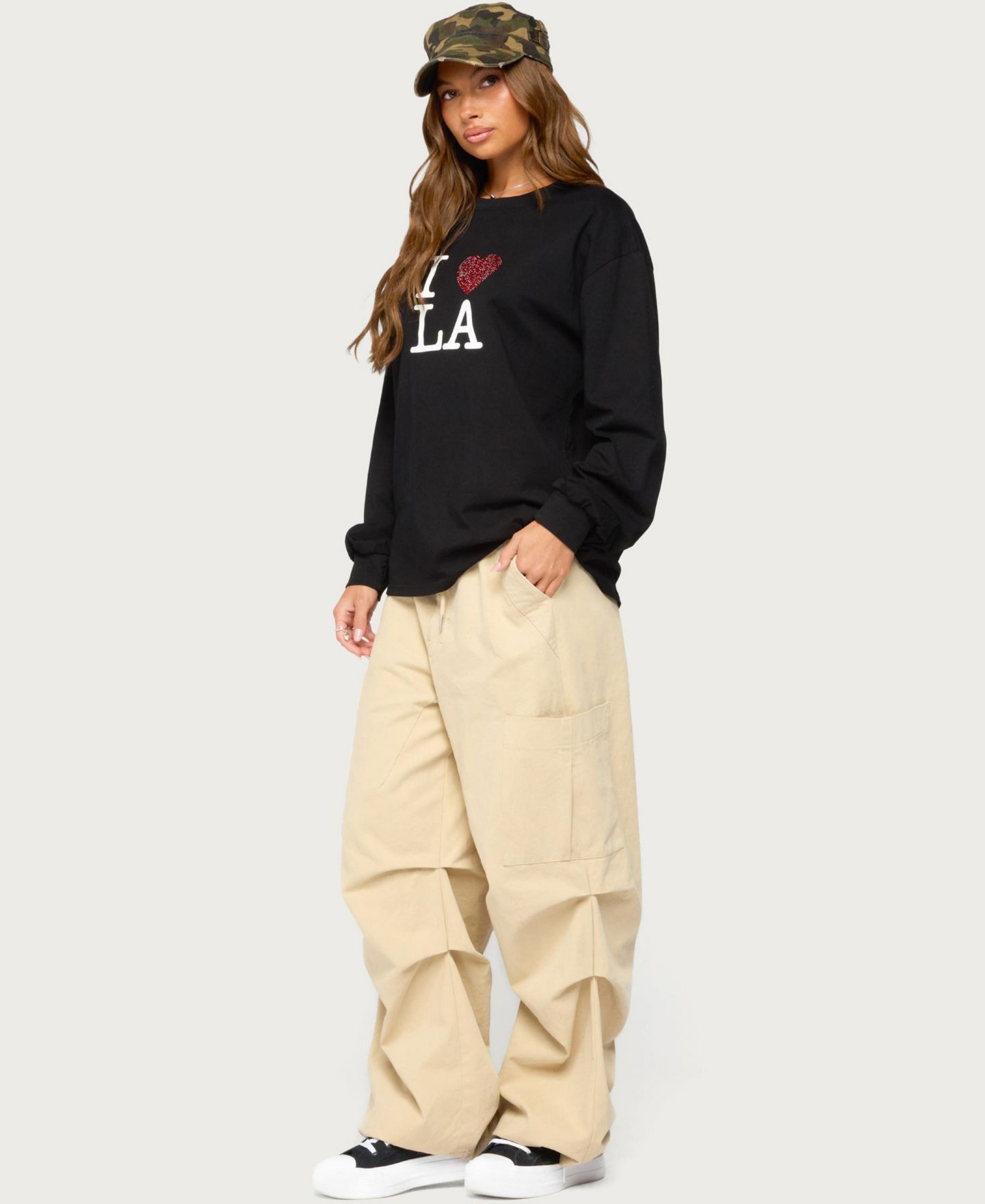 Женский топ Edikted Loving LA Long-Sleeve Crewneck Graphic Cotton-Blend, цвет: Чёрный — фото 5