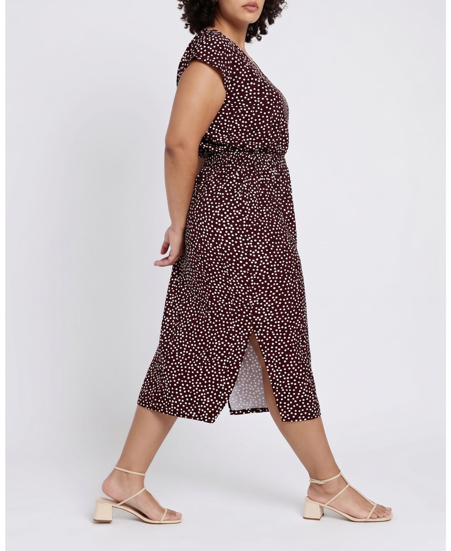 Женское платье Universal Standard Plus Size Tish Divine V-Neck Short-Sleeve Polka Dot Midi, цвет: Коричневый / Белый с принтом — фото 6