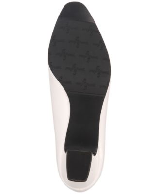 Prim Kitten Heel Pumps