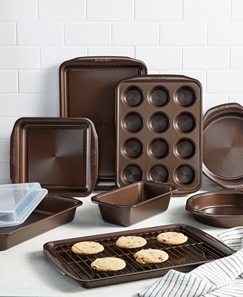Circulon Nonstick Bakeware Set with Nonstick Cookie Sheet, Bread Pan,  Bakings Pan and Cake Pans - 5 Piece, Chocolate Brown