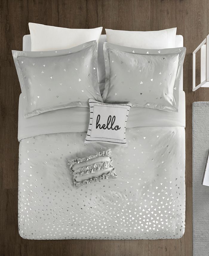 Intelligent Design CLOSEOUT! Zoey Twin/Twin XL 4Pc. Metallic Triangle Print Duvet Cover Set