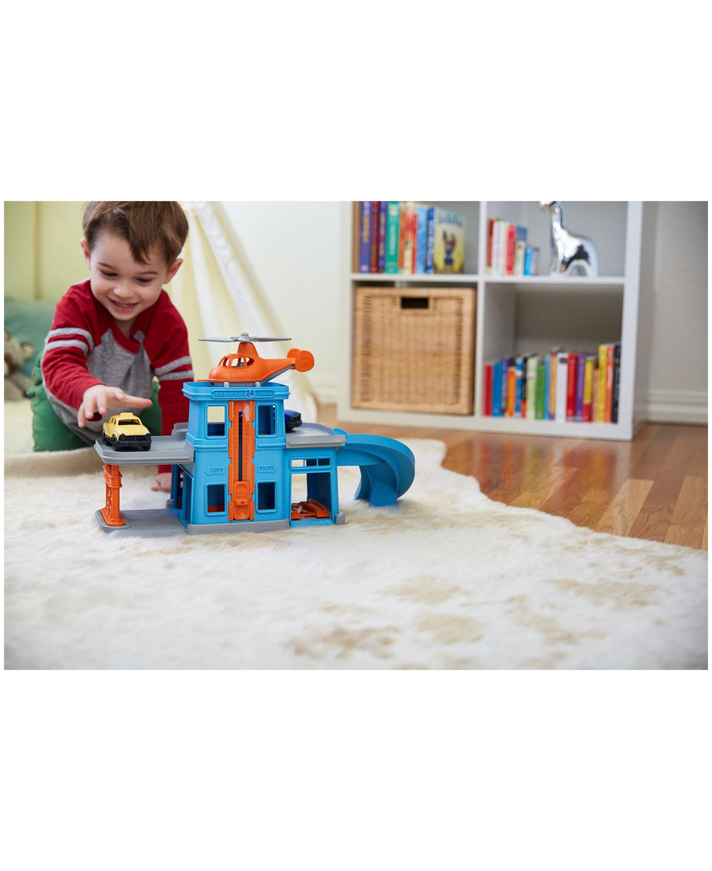 Детские куклы Green Toys Parking Garage With 3 Vehicles — фото 10