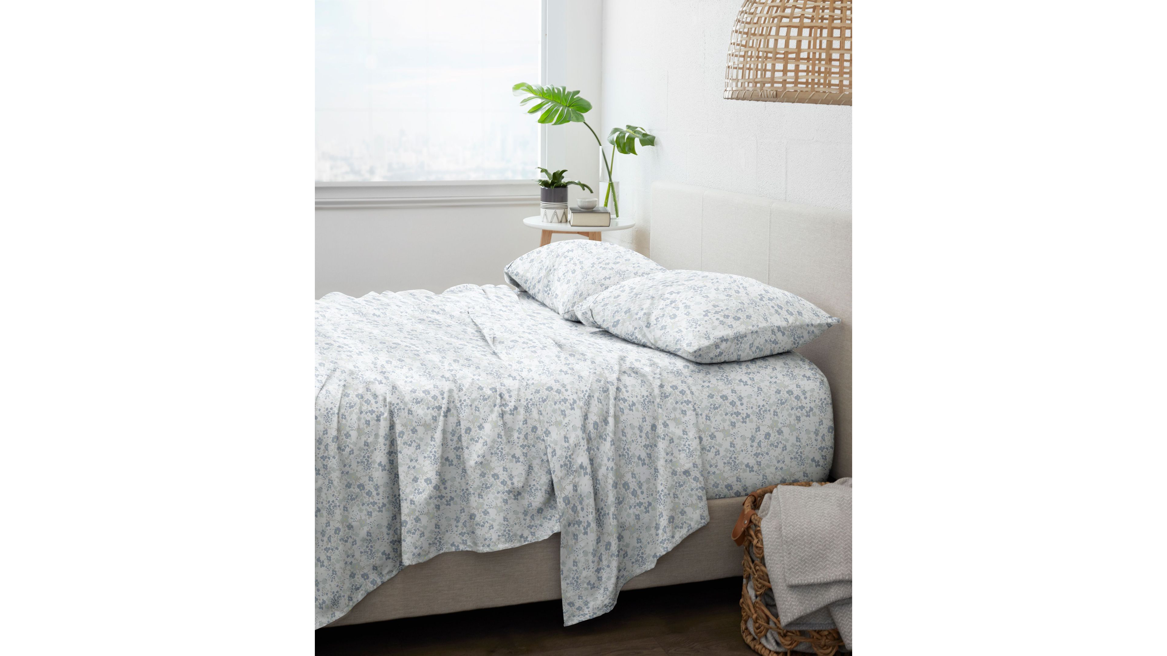 ienjoy Home Ultra Soft Violets Pattern 4-Pc. Sheet Set, Queen