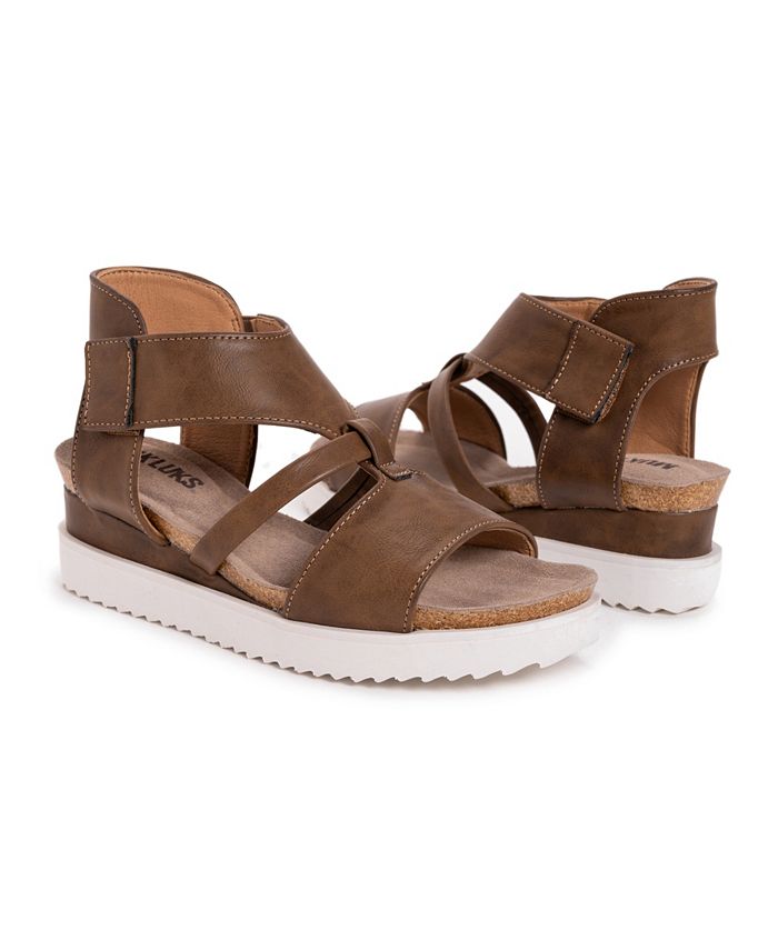 muk luks pitch solo wedge