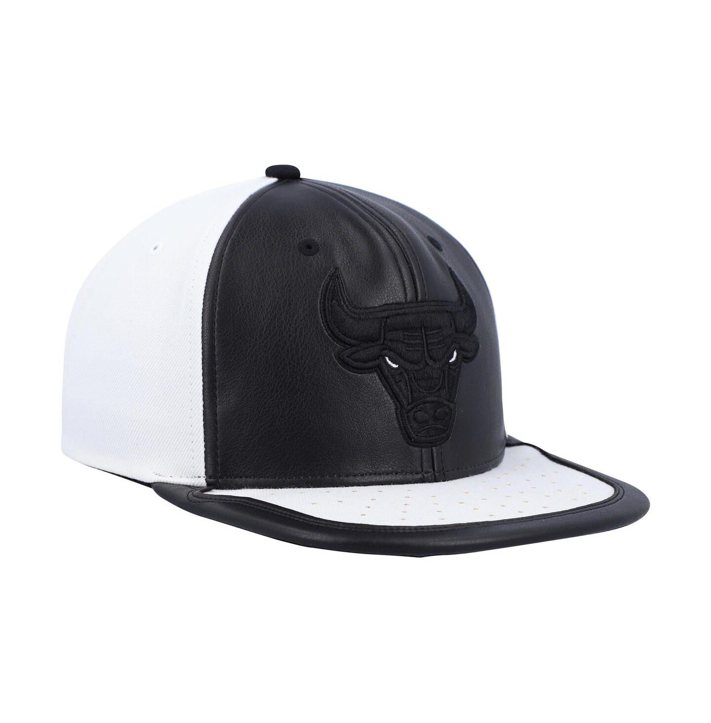 Мужская кепка Mitchell & Ness Black and White Chicago Bulls NBA Day One Snapback Hat — фото 2
