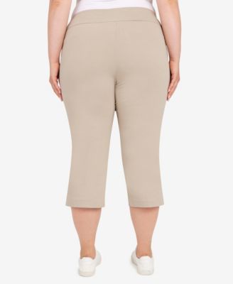 Plus Size Essentials Solid Pull-On Capri Pants with Detailed Split Hem