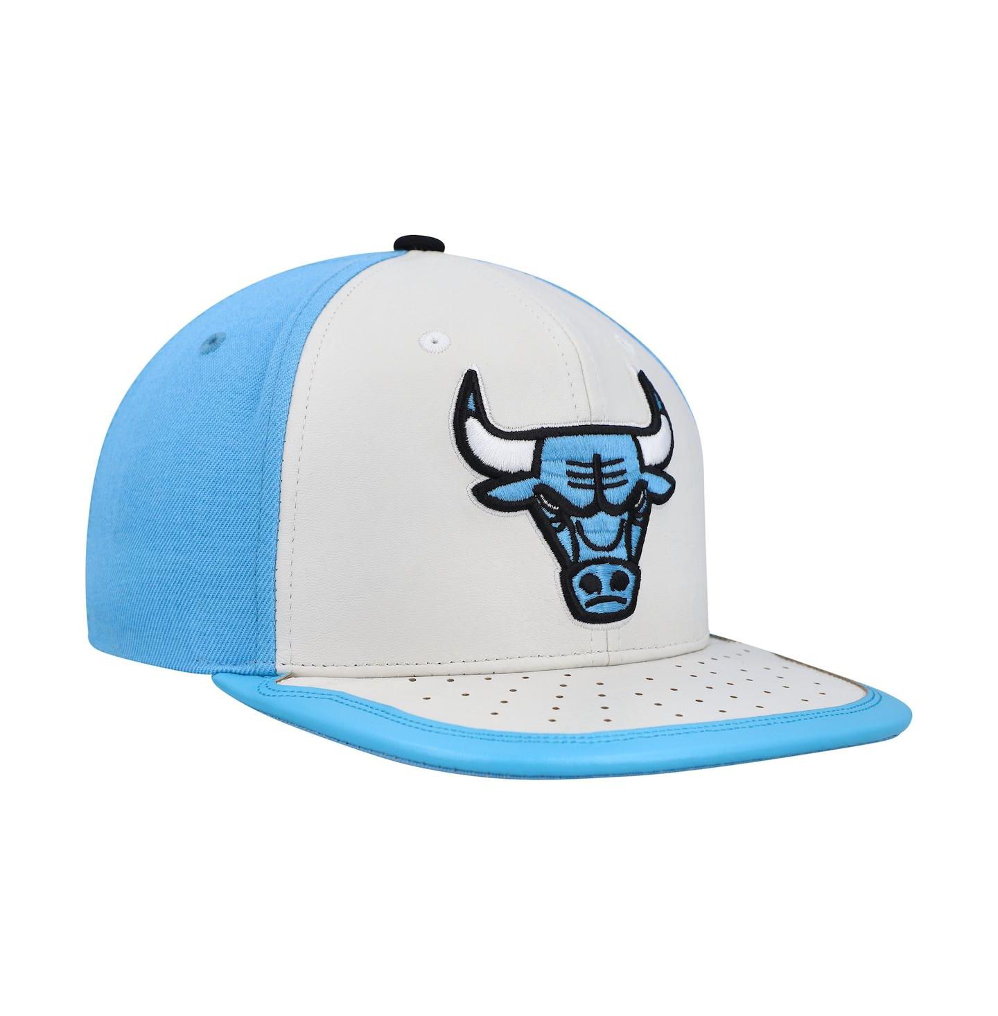 Мужская кепка Mitchell & Ness White, Light Blue Chicago Bulls Day One Snapback Hat — фото 3