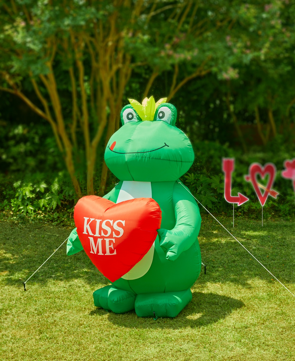 Glitzhome H Lighted Valentine's Inflatable Frog with Heart Decor
