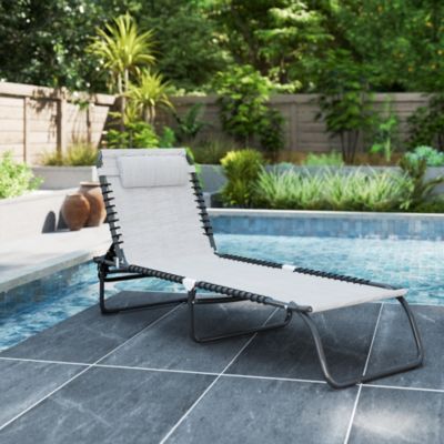 Outdoor Folding Chaise Lounge Chair Portable Lightweight Reclining Garden Sun Lounger with 4-Position Adjustable Backrest for Patio, Deck, and Poolside, Cream White